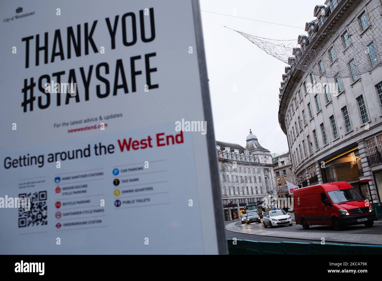 Una coda di traffico, incluso un furgone di consegna Royal Mail, attende su Regent Street a Londra, Inghilterra, il 18 novembre 2020. In tutta l'Inghilterra negozi non essenziali, bar, ristoranti e altre aziende del settore alberghiero rimangono chiusi come parte del secondo blocco nazionale del coronavirus, iniziato il 5 novembre e in scadenza il 2 dicembre. Il primo ministro britannico Boris Johnson, che ha dichiarato di non voler estendere il blocco, nel frattempo rimane in isolamento a Downing Street dopo essere venuto in contatto con un deputato giovedì scorso che ha poi provato positivo per il covid Foto Stock