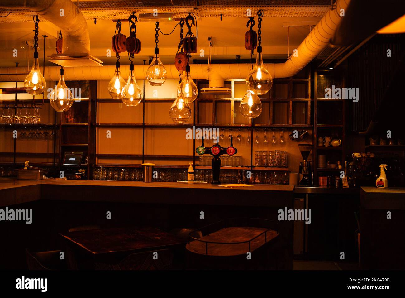 Le lampadine si illuminano nel bar temporaneamente chiuso a Kingly Court, nel punto di ritrovo dell'ospitalità e della vita notturna di Soho a Londra, in Inghilterra, il 18 novembre 2020. In tutta l'Inghilterra negozi non essenziali, bar, ristoranti e altre aziende del settore alberghiero rimangono chiusi come parte del secondo blocco nazionale del coronavirus, iniziato il 5 novembre e in scadenza il 2 dicembre. Il primo ministro britannico Boris Johnson, che ha dichiarato di non voler estendere il blocco, nel frattempo rimane in isolamento a Downing Street dopo essere venuto in contatto con un deputato giovedì scorso che la Foto Stock