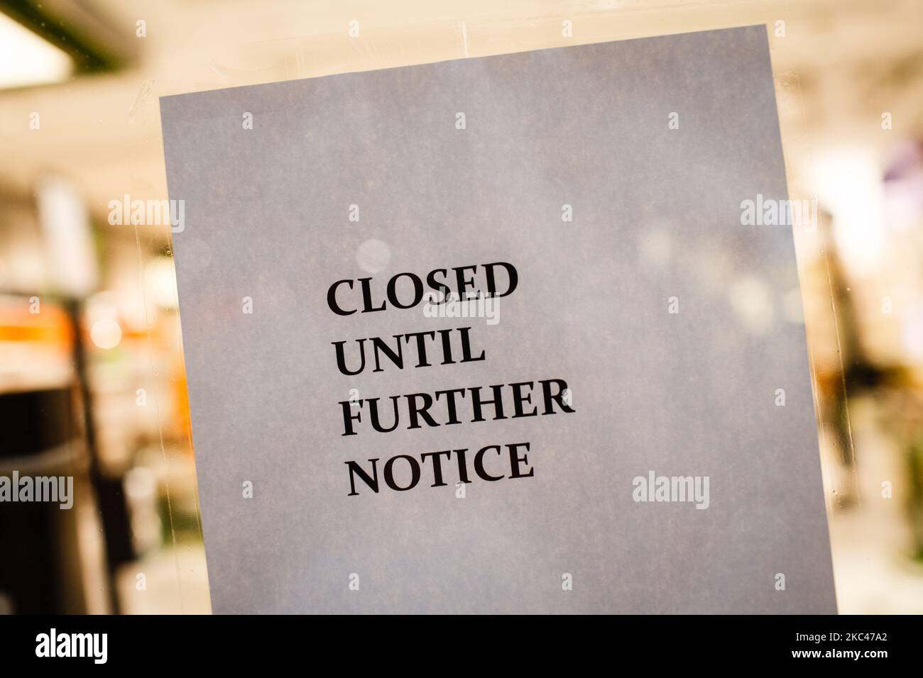 Un cartello "chiuso fino a nuovo avviso" è apposto sul portale di una filiale temporaneamente chiusa del rivenditore di abbigliamento e calzature Timberland su Carnaby Street a Londra, Inghilterra, il 18 novembre 2020. In tutta l'Inghilterra negozi non essenziali, bar, ristoranti e altre aziende del settore alberghiero rimangono chiusi come parte del secondo blocco nazionale del coronavirus, iniziato il 5 novembre e in scadenza il 2 dicembre. Il primo ministro britannico Boris Johnson, che ha indicato di non voler estendere il blocco, nel frattempo rimane in isolamento a Downing Street dopo Foto Stock