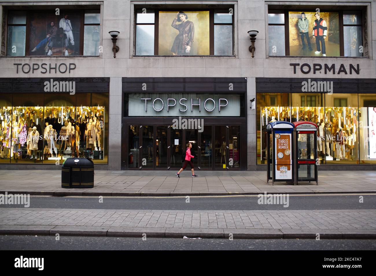 Una donna passa davanti a una filiale temporaneamente chiusa del negozio di abbigliamento Topshop su Oxford Street a Londra, Inghilterra, il 18 novembre 2020. In tutta l'Inghilterra negozi non essenziali, bar, ristoranti e altre aziende del settore alberghiero rimangono chiusi come parte del secondo blocco nazionale del coronavirus, iniziato il 5 novembre e in scadenza il 2 dicembre. Il primo ministro britannico Boris Johnson, che ha indicato di non voler estendere il blocco, nel frattempo rimane in isolamento a Downing Street dopo essere venuto in contatto con un deputato lo scorso giovedì che ha poi testato posit Foto Stock