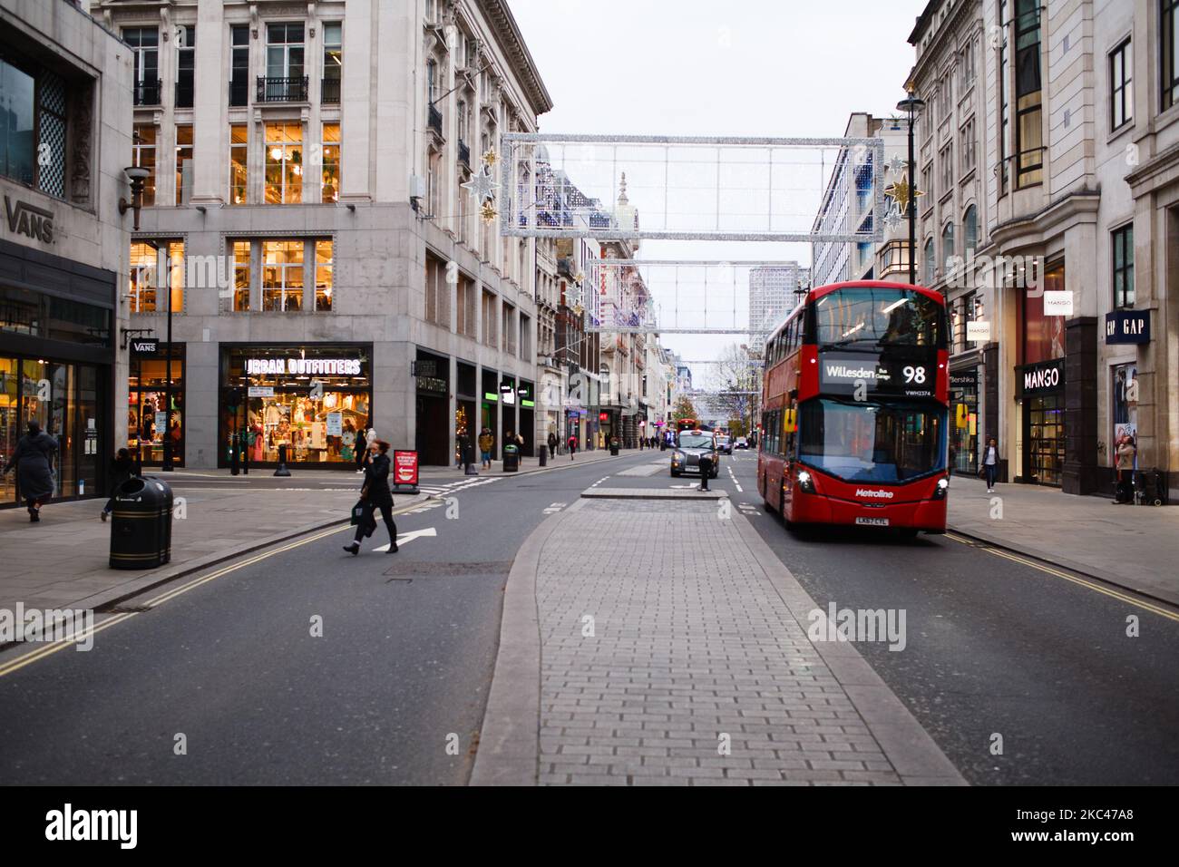 Un autobus guida lungo una tranquilla Oxford Street a Londra, Inghilterra, il 18 novembre 2020. In tutta l'Inghilterra negozi non essenziali, bar, ristoranti e altre aziende del settore alberghiero rimangono chiusi come parte del secondo blocco nazionale del coronavirus, iniziato il 5 novembre e in scadenza il 2 dicembre. Il primo ministro britannico Boris Johnson, che ha indicato di non voler estendere il blocco, nel frattempo rimane in isolamento a Downing Street dopo essere venuto in contatto con un deputato giovedì scorso che ha poi testato positivo per il covid-19. Il primo ministro stesso, che wa Foto Stock