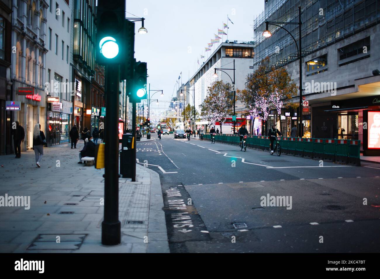 I ciclisti percorrono una tranquilla Oxford Street a Londra, Inghilterra, il 18 novembre 2020. In tutta l'Inghilterra negozi non essenziali, bar, ristoranti e altre aziende del settore alberghiero rimangono chiusi come parte del secondo blocco nazionale del coronavirus, iniziato il 5 novembre e in scadenza il 2 dicembre. Il primo ministro britannico Boris Johnson, che ha indicato di non voler estendere il blocco, nel frattempo rimane in isolamento a Downing Street dopo essere venuto in contatto con un deputato giovedì scorso che ha poi testato positivo per il covid-19. Il primo ministro stesso, che w Foto Stock