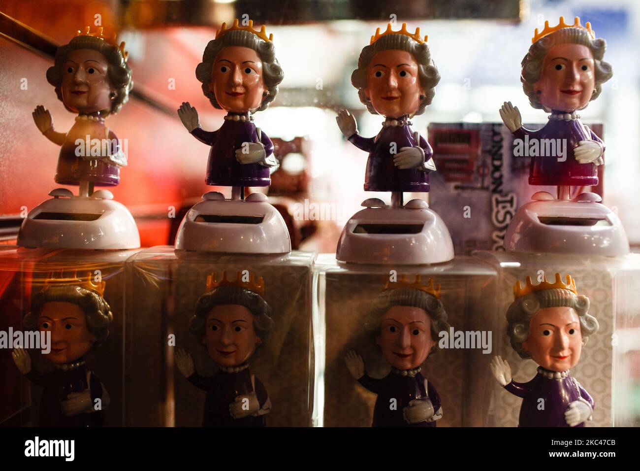 I modelli della regina Elisabetta britannica sono esposti nella vetrina di un negozio di souvenir turistico temporaneamente chiuso a Oxford Street a Londra, in Inghilterra, il 18 novembre 2020. In tutta l'Inghilterra negozi non essenziali, bar, ristoranti e altre aziende del settore alberghiero rimangono chiusi come parte del secondo blocco nazionale del coronavirus, iniziato il 5 novembre e in scadenza il 2 dicembre. Il primo ministro britannico Boris Johnson, che ha dichiarato di non voler estendere il blocco, nel frattempo rimane in isolamento a Downing Street dopo essere venuto in contatto con un deputato Foto Stock