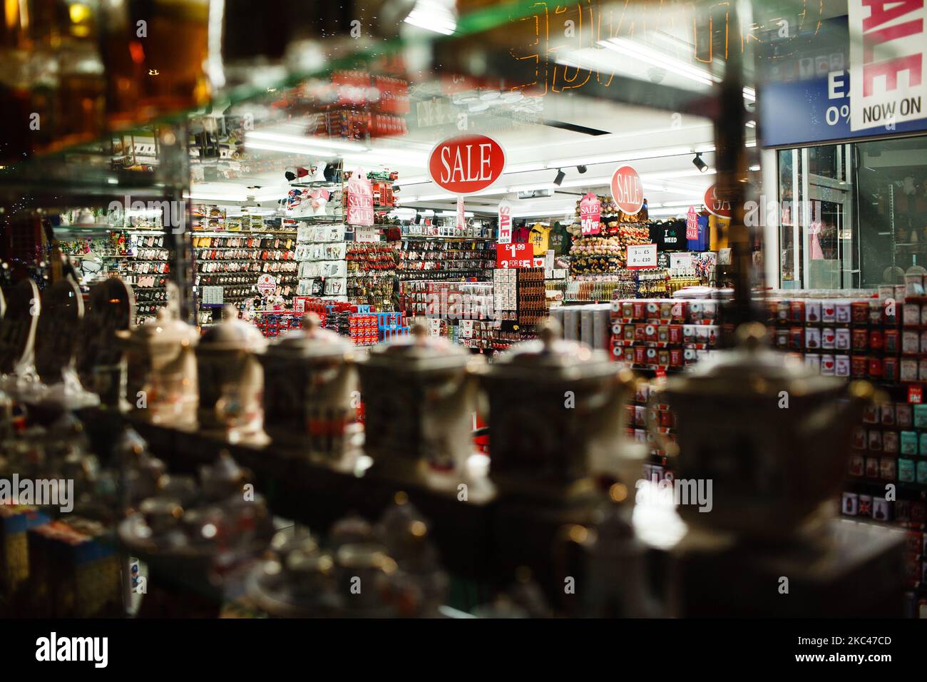 I cimeli a tema londinese sono esposti in un negozio di souvenir turistico temporaneamente chiuso a Oxford Street a Londra, Inghilterra, il 18 novembre 2020. In tutta l'Inghilterra negozi non essenziali, bar, ristoranti e altre aziende del settore alberghiero rimangono chiusi come parte del secondo blocco nazionale del coronavirus, iniziato il 5 novembre e in scadenza il 2 dicembre. Il primo ministro britannico Boris Johnson, che ha dichiarato di non voler estendere il blocco, nel frattempo rimane in isolamento a Downing Street dopo essere venuto in contatto con un deputato giovedì scorso che ha tardivo Foto Stock