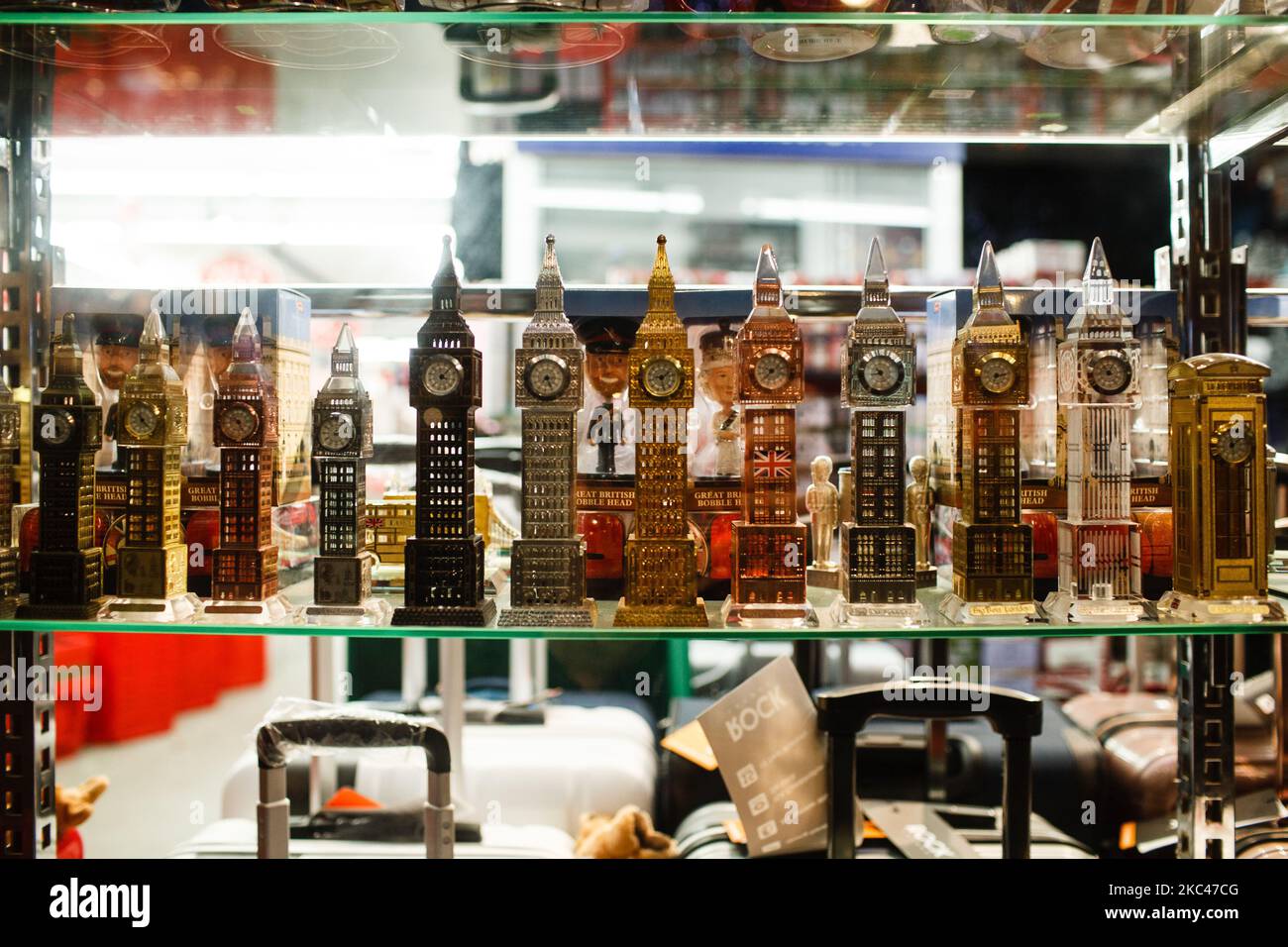 I modelli della Elizabeth Tower of the Houses of Parliament (meglio conosciuto come Big ben) sono esposti nella finestra di un negozio di souvenir turistico temporaneamente chiuso a Oxford Street a Londra, in Inghilterra, il 18 novembre 2020. In tutta l'Inghilterra negozi non essenziali, bar, ristoranti e altre aziende del settore alberghiero rimangono chiusi come parte del secondo blocco nazionale del coronavirus, iniziato il 5 novembre e in scadenza il 2 dicembre. Il primo ministro britannico Boris Johnson, che ha indicato di non voler estendere il blocco, nel frattempo rimane in isolamento a Dow Foto Stock