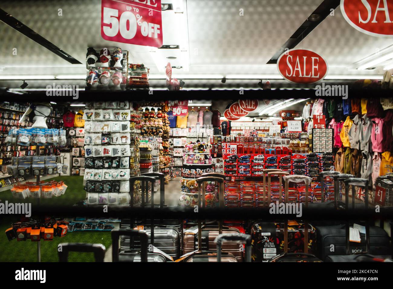 I cimeli a tema londinese sono esposti in un negozio di souvenir turistico temporaneamente chiuso a Oxford Street a Londra, Inghilterra, il 18 novembre 2020. In tutta l'Inghilterra negozi non essenziali, bar, ristoranti e altre aziende del settore alberghiero rimangono chiusi come parte del secondo blocco nazionale del coronavirus, iniziato il 5 novembre e in scadenza il 2 dicembre. Il primo ministro britannico Boris Johnson, che ha dichiarato di non voler estendere il blocco, nel frattempo rimane in isolamento a Downing Street dopo essere venuto in contatto con un deputato giovedì scorso che ha tardivo Foto Stock