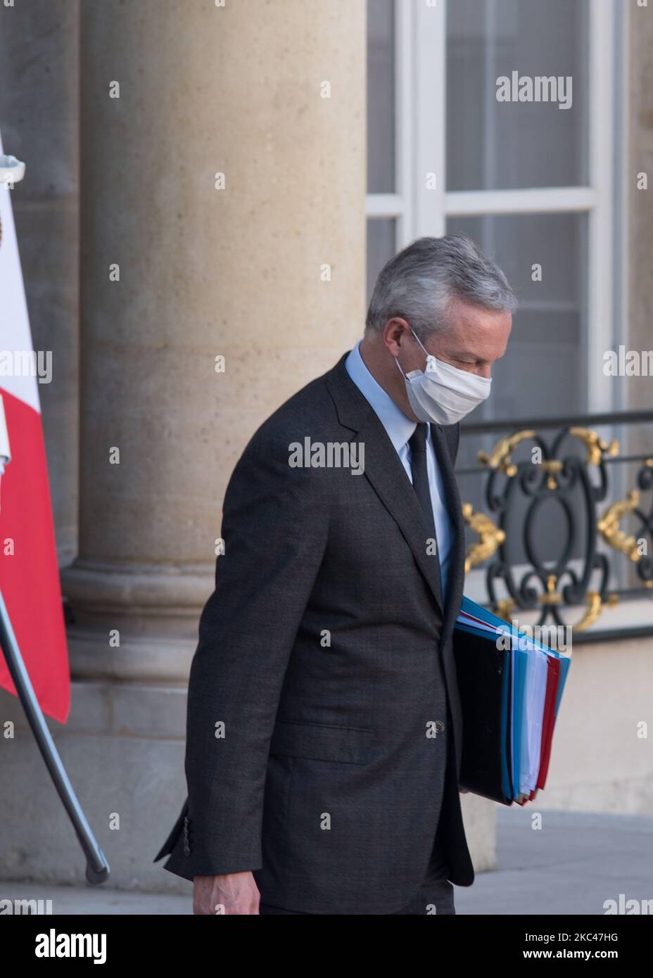 Il ministro francese dell'Economia e delle Finanze Bruno le Maire alla conclusione del Consiglio dei Ministri tenutosi presso il Palazzo dell'Eliseo. Parigi, 18 novembre 2020. (Foto di Andrea Savorani Neri/NurPhoto) Foto Stock