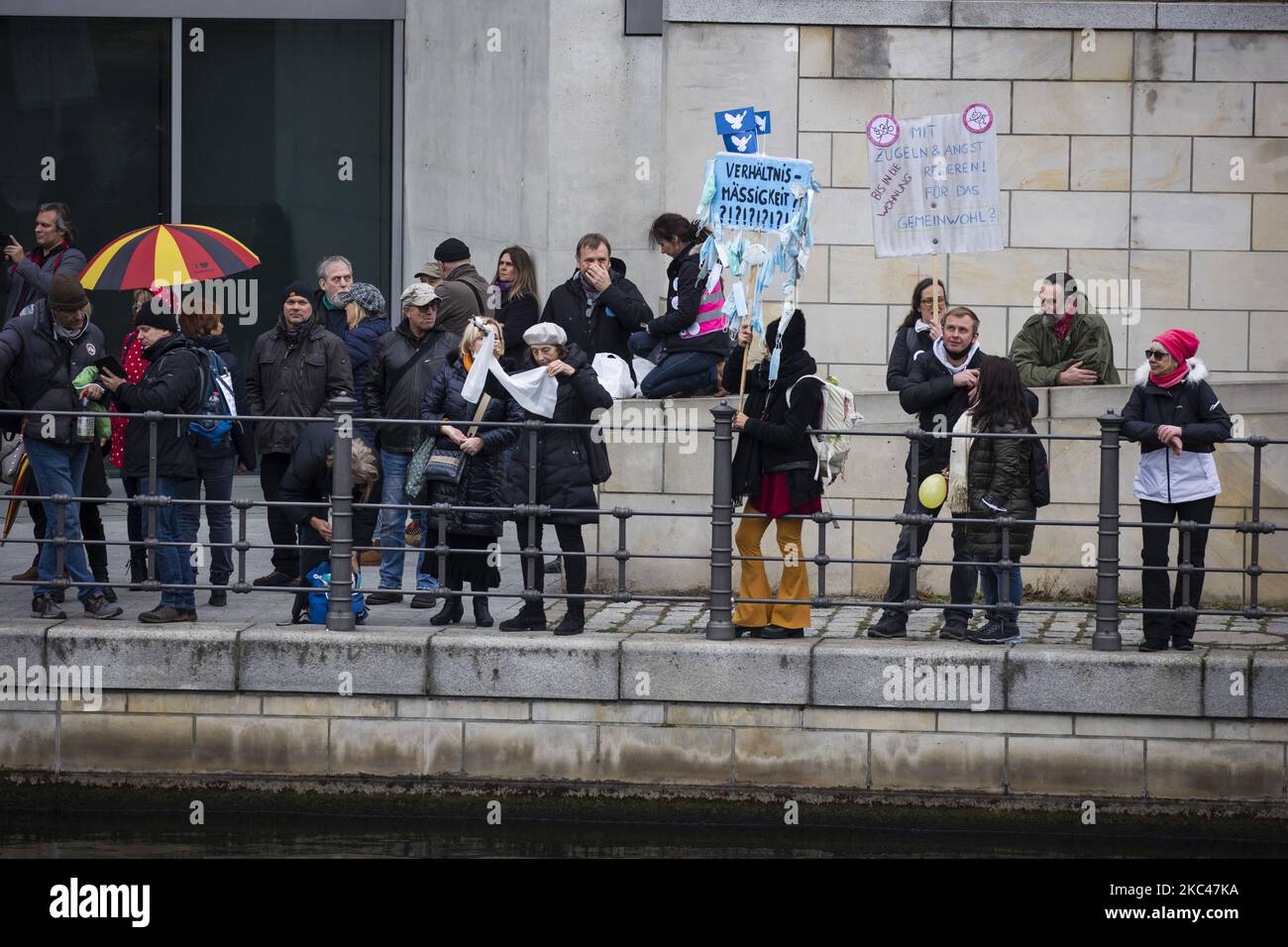 La gente partecipa a una manifestazione per protestare contro le restrizioni di Coronavirus e le possibili modifiche alla Legge per la protezione dalle infezioni (Infektionsschutzgesetz, IfSG) a Berlino, Germania il 18 novembre 2020. (Foto di Emmanuele Contini/NurPhoto) Foto Stock