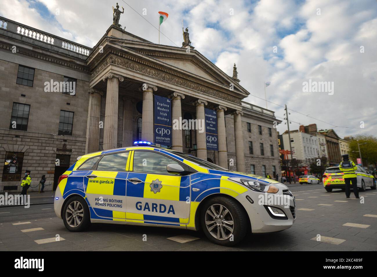 Il checkpoint Garda (polizia irlandese) vicino all'ufficio postale generale in o'Connell Street, nel centro di Dublino. L'operazione Fanacht (dalla stabulazione irlandese) è ripresa il 22nd ottobre in tutta l'Irlanda dopo l'introduzione delle restrizioni di blocco di livello 5. Ha coinvolto 132 punti di controllo montati al giorno su molte rotte principali, parchi, luoghi naturali e servizi pubblici, e centinaia di punti di controllo sulle rotte secondarie e nelle città e nei villaggi, nonché oltre 2.500 gardaí in servizio, con l'attenzione principale sui punti di controllo e pattugliamento ad alta visibilità. Giovedì 19 novembre 2020, a Dublino, Irelan Foto Stock