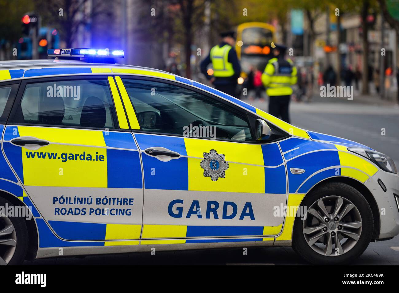 Il checkpoint Garda (polizia irlandese) vicino all'ufficio postale generale in o'Connell Street, nel centro di Dublino. L'operazione Fanacht (dalla stabulazione irlandese) è ripresa il 22nd ottobre in tutta l'Irlanda dopo l'introduzione delle restrizioni di blocco di livello 5. Ha coinvolto 132 punti di controllo montati al giorno su molte rotte principali, parchi, luoghi naturali e servizi pubblici, e centinaia di punti di controllo sulle rotte secondarie e nelle città e nei villaggi, nonché oltre 2.500 gardaí in servizio, con l'attenzione principale sui punti di controllo e pattugliamento ad alta visibilità. Giovedì 19 novembre 2020, a Dublino, Irelan Foto Stock