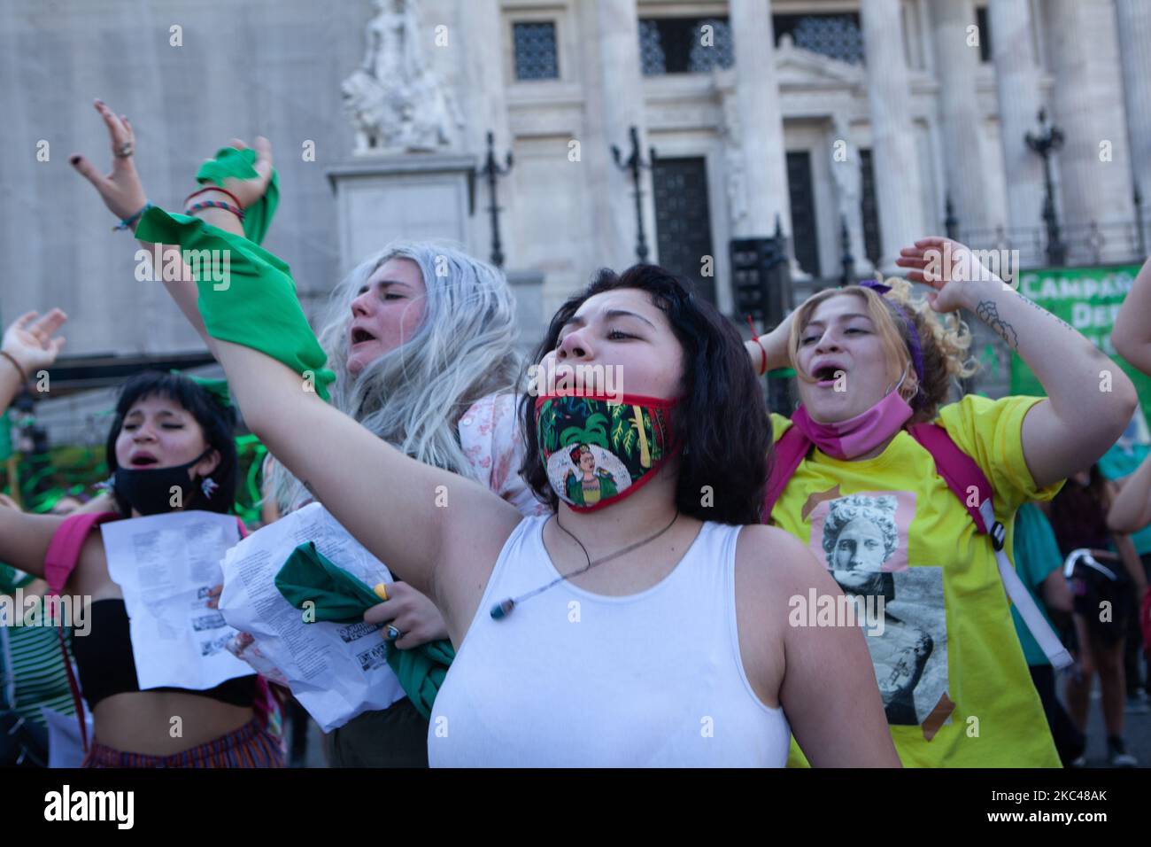 Le donne partecipano a una manifestazione a sostegno della risoluzione volontaria della legge di gravidanza, a Buenos Aires, in Argentina, il 19 novembre 2020. (Foto di Federico Rotter/NurPhoto) Foto Stock