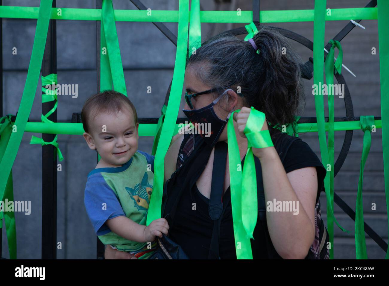 Le donne partecipano a una manifestazione a sostegno della risoluzione volontaria della legge di gravidanza, a Buenos Aires, in Argentina, il 19 novembre 2020. (Foto di Federico Rotter/NurPhoto) Foto Stock