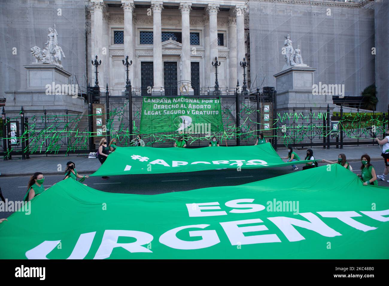 Le donne partecipano a una manifestazione a sostegno della risoluzione volontaria della legge di gravidanza, a Buenos Aires, in Argentina, il 19 novembre 2020. (Foto di Federico Rotter/NurPhoto) Foto Stock