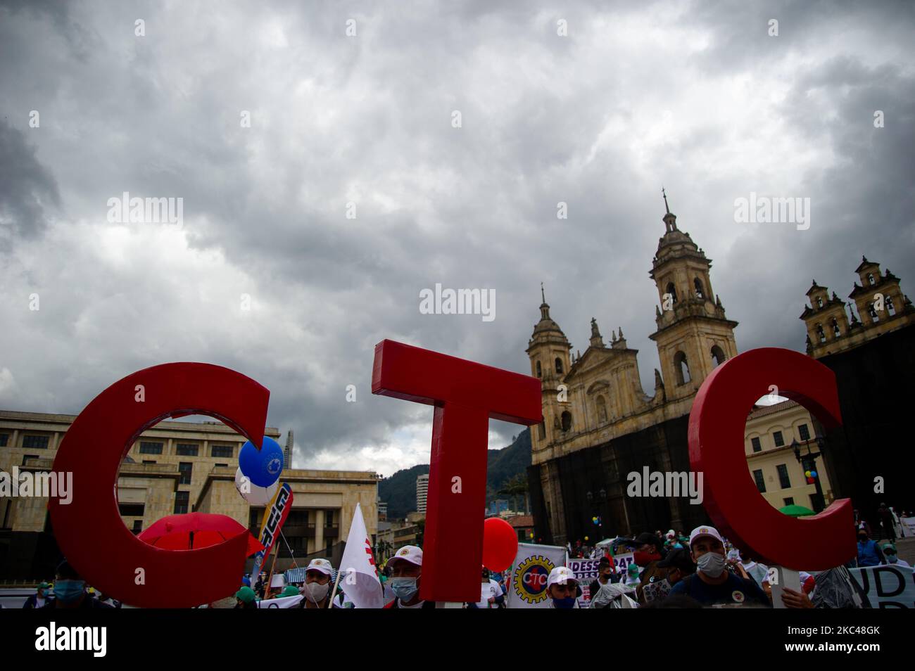 I dimostranti hanno il logo della Confederazione CTC 'Confederacion de trabajadores de Colombia' dei lavoratori colombiani durante lo sciopero nazionale del 14N organizzato da associazioni di insegnanti e lavoratori il 19 2020 novembre a Bogotà, in Colombia. (Foto di Sebastian Barros/NurPhoto) Foto Stock