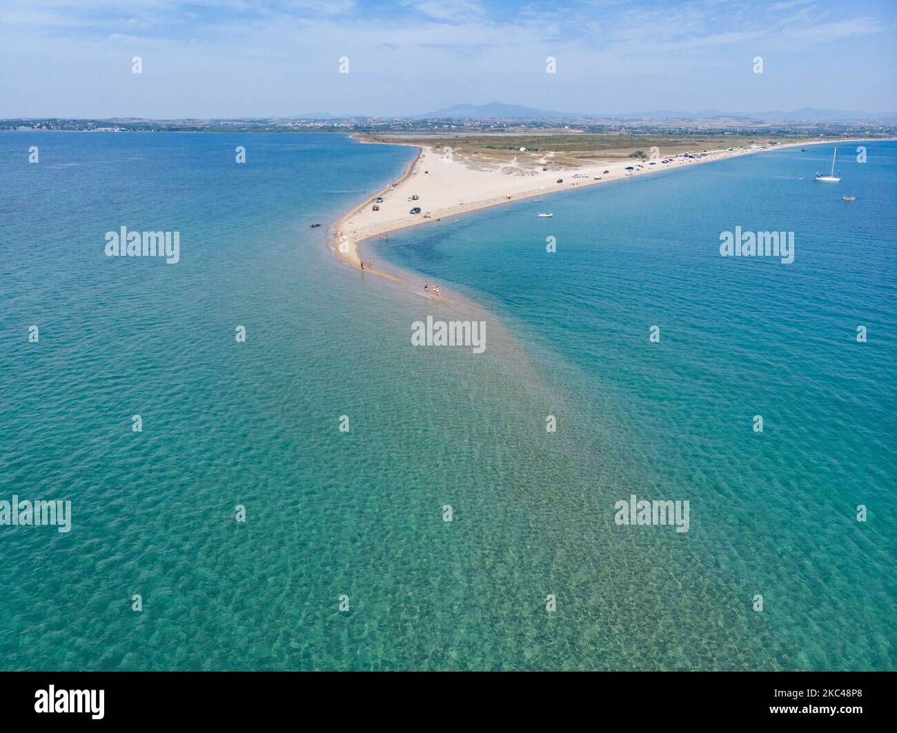 Veduta aerea dell'esotica Potamos - Epanomi Beach Sandbank vicino alla città di Salonicco come visto da un drone durante l'era pandemica Coronavirus Covid-19 con misure di allontanamento sociale applicate. Alcuni ombrelloni e persone si vedono rilassarsi in spiaggia con le acque cristalline del Mar Egeo e del Mediterraneo. La spiaggia di Epanomi è vicina alla città e all'aeroporto, famosa per la spiaggia di sabbia tropicale, le dune, il naufragio, la riva del sabbia e i bar sulla spiaggia. Il numero di turisti e visitatori in Grecia e in tutto il mondo è sceso durante l'era pandemica, colpendo l'industria del turismo. E Foto Stock