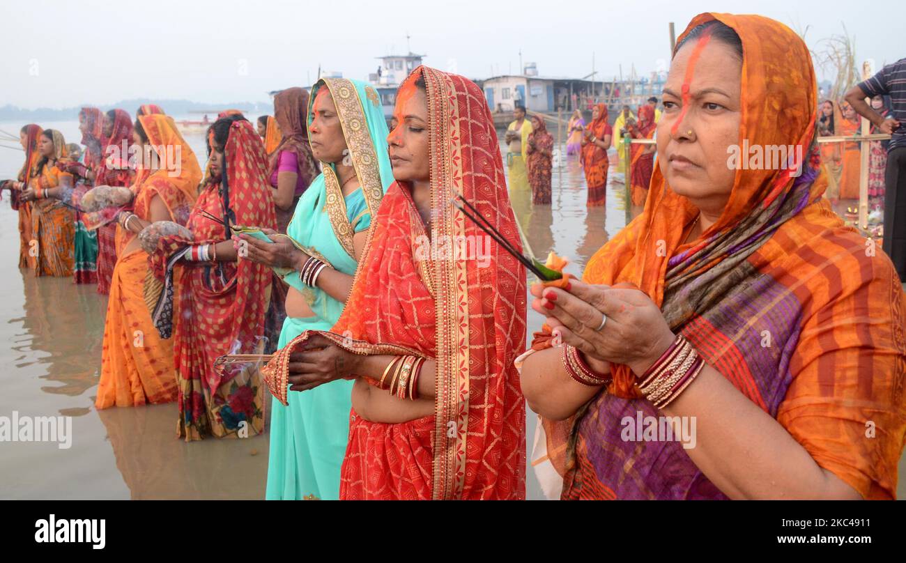 I devoti indù offrono preghiere durante il Chhath Puja Festival sulle rive del fiume Brahmaputra a Guwahati su NovemberÂ 20,2020.Â il Chhath Festival, noto anche come Surya Pooja, o culto del sole, è osservato inÂ IndiaÂ e vede i devoti rendere omaggio al Dio sole e acqua. (Foto di Anuwar Hazarika/NurPhoto) Foto Stock