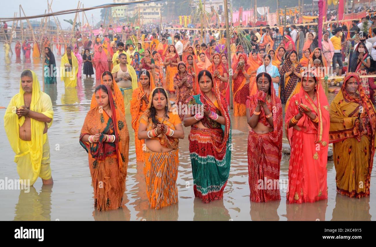 I devoti indù offrono preghiere durante il Chhath Puja Festival sulle rive del fiume Brahmaputra a Guwahati su NovemberÂ 20,2020.Â il Chhath Festival, noto anche come Surya Pooja, o culto del sole, è osservato inÂ IndiaÂ e vede i devoti rendere omaggio al Dio sole e acqua. (Foto di Anuwar Hazarika/NurPhoto) Foto Stock