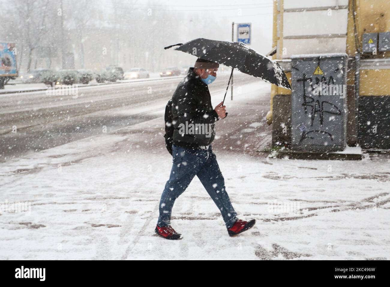 Un uomo con un ombrello durante una nevicata pesante a San Pietroburgo. San Pietroburgo, Russia. Novembre 20, 2020 (Foto di Valya Egorshin/NurPhoto) Foto Stock