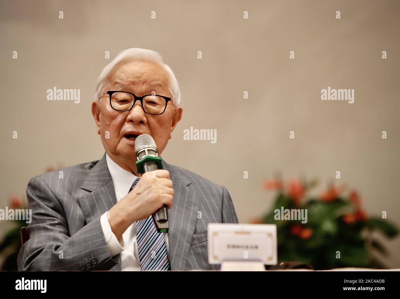 Morris Chang, rappresentante della riunione ministeriale dell'APEC 2020, partecipa a una conferenza stampa che informa i media sul forum della cooperazione economica Asia-Pacifico (APEC) e sulla riunione ministeriale dell'APEC, presso l'Ufficio Presidenziale, a Taipei, Taiwan, il 21 novembre 2020. (Foto di Ceng Shou Yi/NurPhoto) Foto Stock