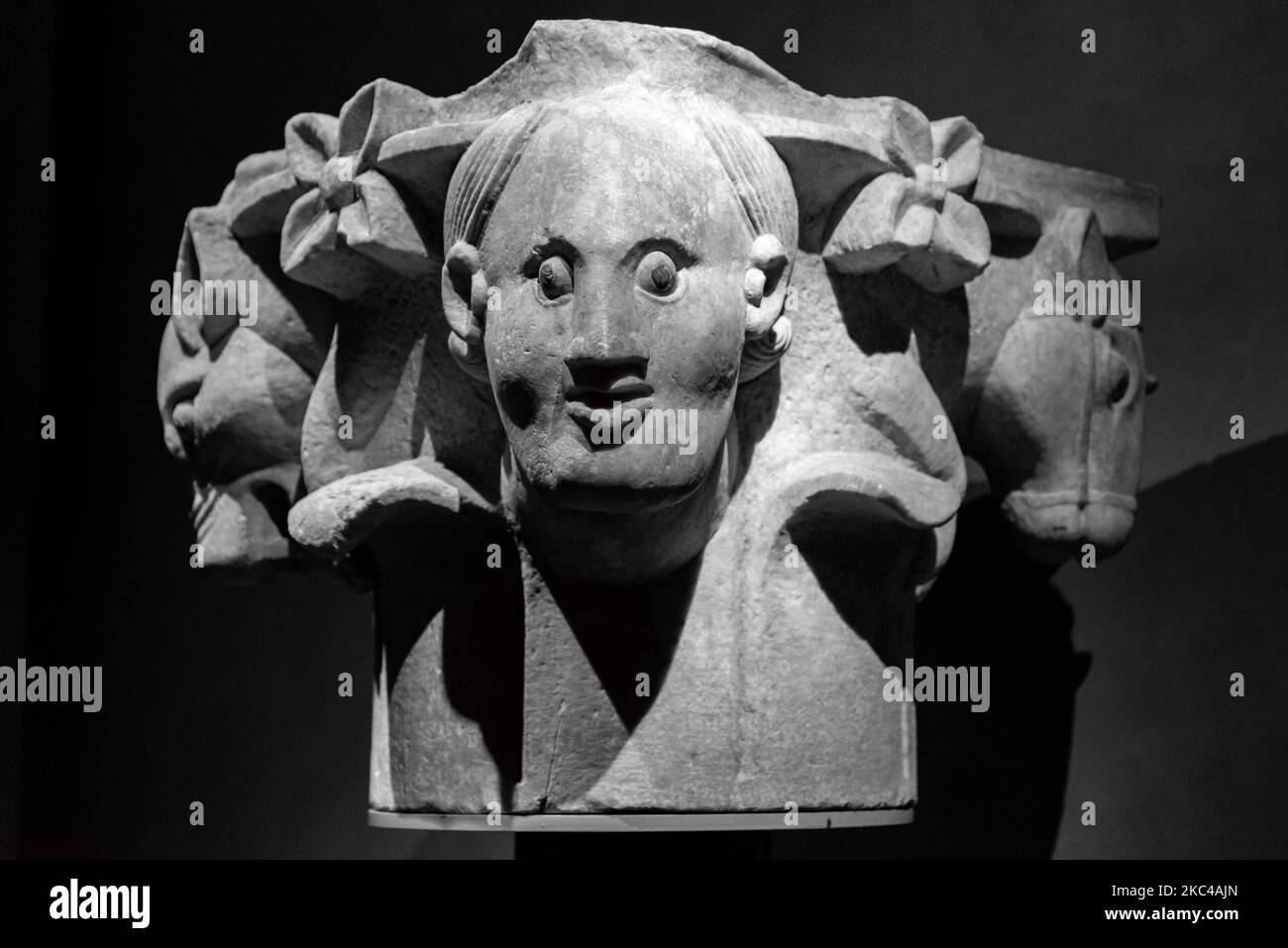 Foto in bianco e nero di sculture decorative scolpite su un antico pezzo di colonna romana Foto Stock