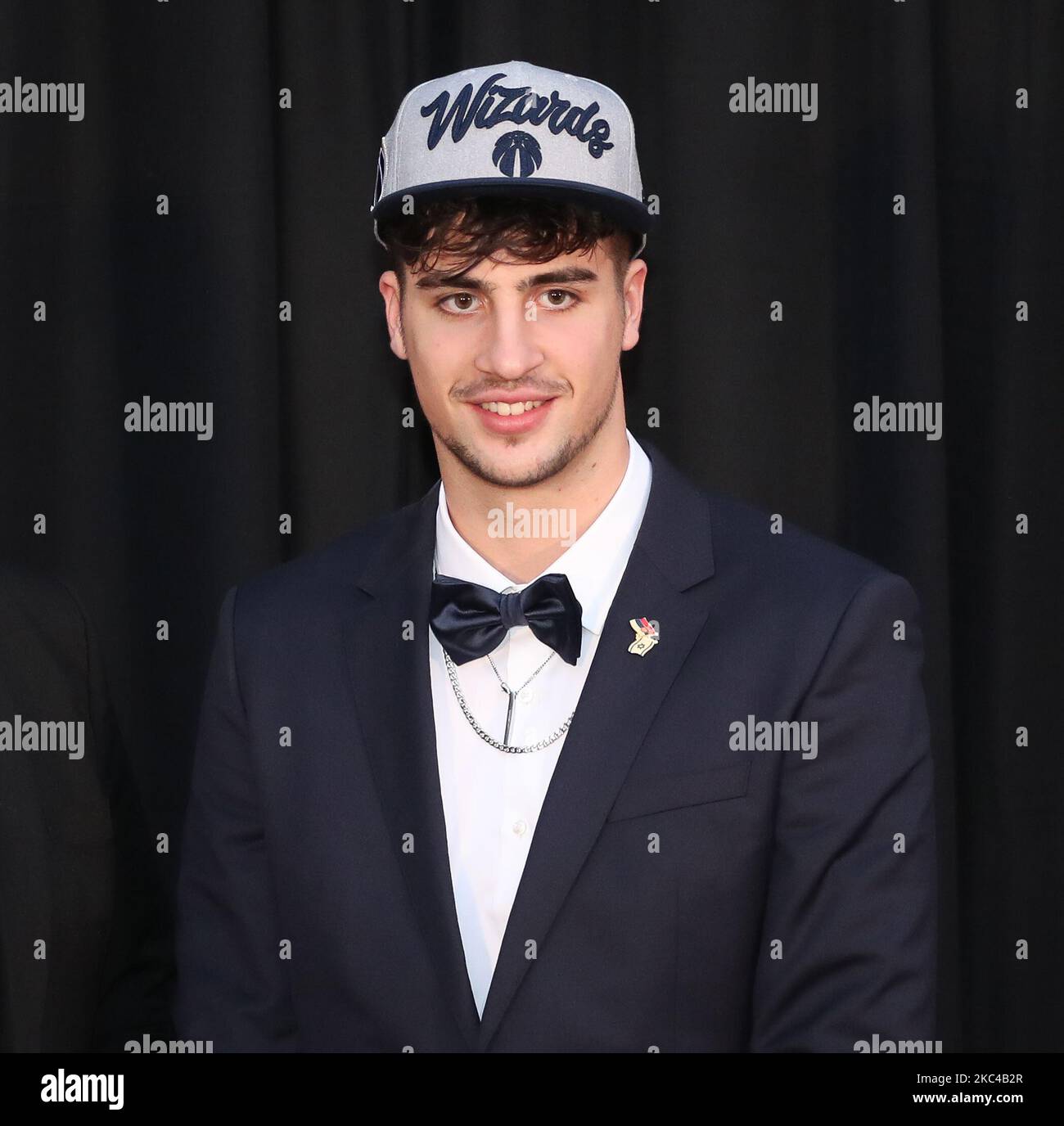 La conferenza stampa di Deni Avdija dopo essere stato scelto dai Washington Wizards alla bozza dell'NBA il 19 novembre 2020 a Tel Aviv. (Foto di Raddad Jebarah/NurPhoto) Foto Stock