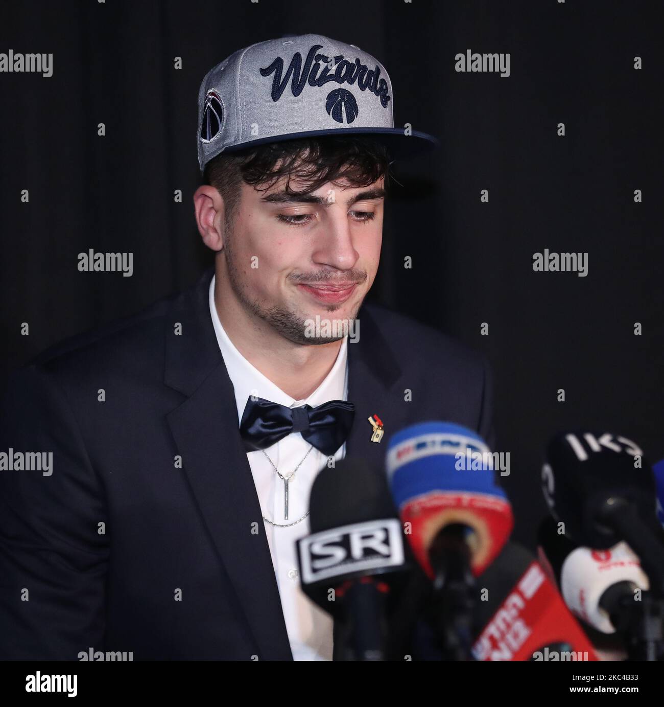 La conferenza stampa di Deni Avdija dopo essere stato scelto dai Washington Wizards alla bozza dell'NBA il 19 novembre 2020 a Tel Aviv. (Foto di Raddad Jebarah/NurPhoto) Foto Stock