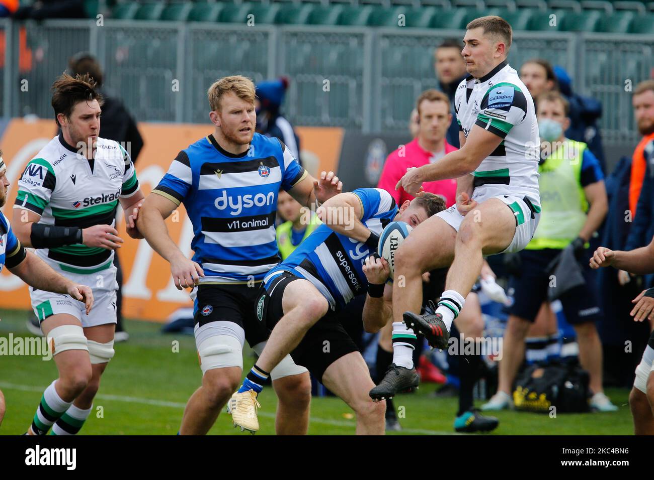 Ben Stevenson di Newcastle Falcons si contesta per una palla alta durante la partita Gallagher Premiership tra Bath Rugby e Newcastle Falcons presso il campo ricreativo di Bath domenica 22nd novembre 2020. (Foto di Chris Lishman/MI News/NurPhoto) Foto Stock