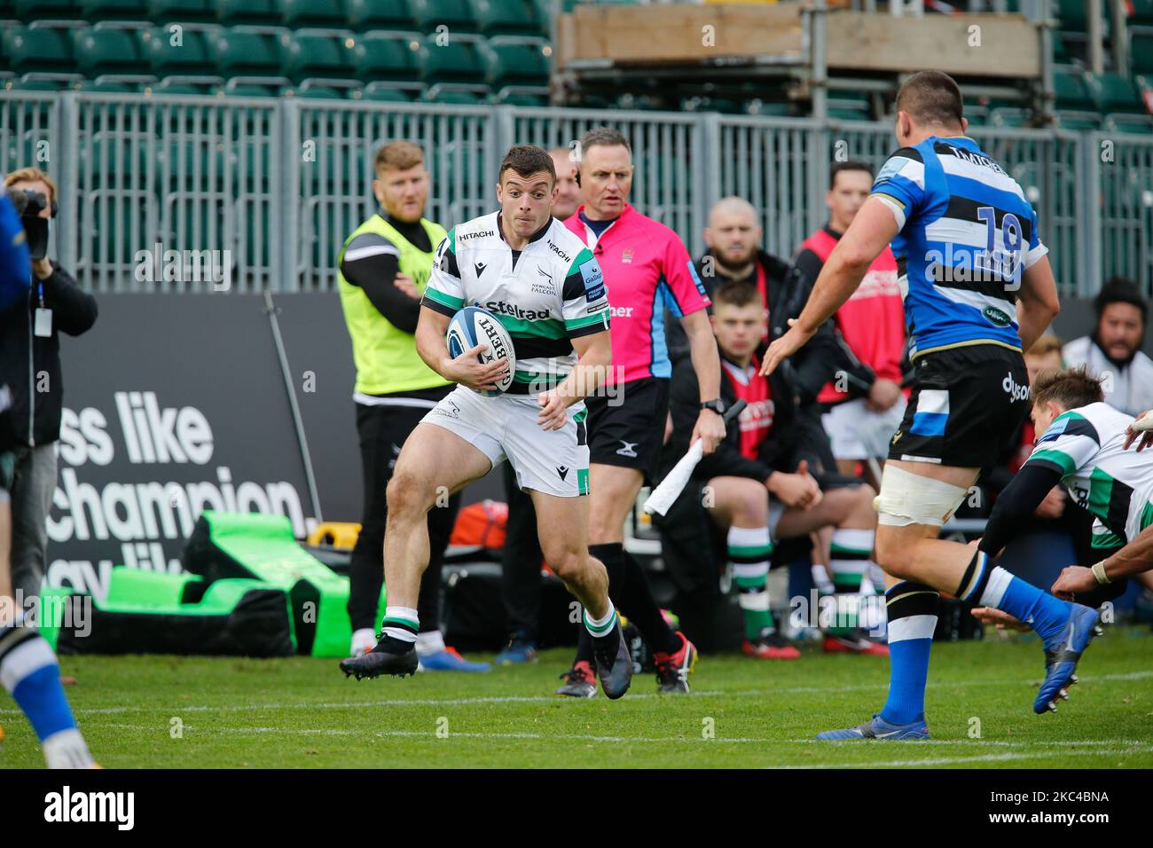 Adam Radwan di Newcastle Falcons prende Charlie Ewels durante la partita Gallagher Premiership tra Bath Rugby e Newcastle Falcons presso il Recreation Ground di Bath domenica 22nd novembre 2020. (Foto di Chris Lishman/MI News/NurPhoto) Foto Stock