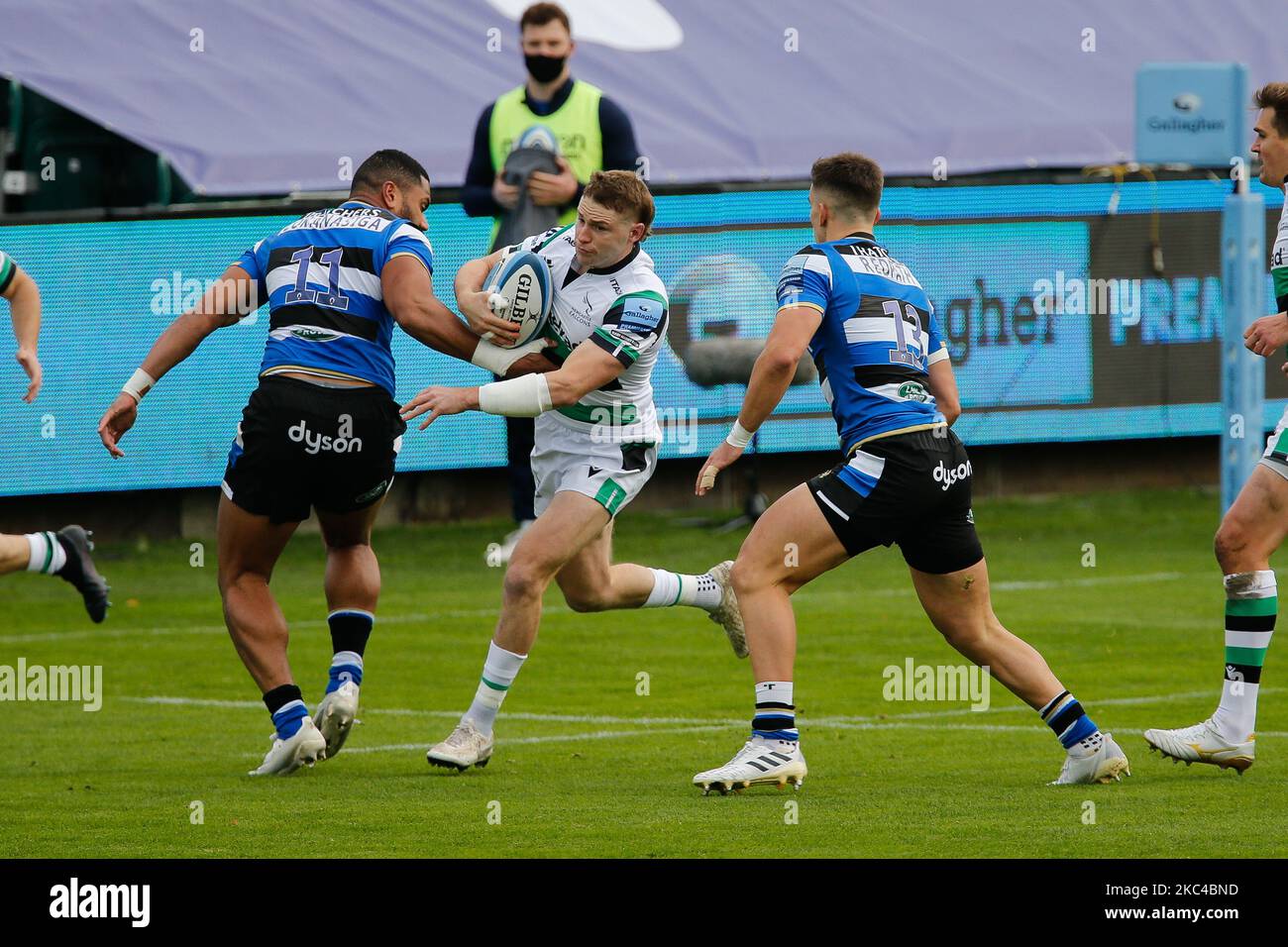 Tom Penny di Newcastle Falcons taglia all'interno di Joe Cokanasiga durante la partita Gallagher Premiership tra Bath Rugby e Newcastle Falcons al Recreation Ground, Bath, domenica 22nd novembre 2020. (Foto di Chris Lishman/MI News/NurPhoto) Foto Stock