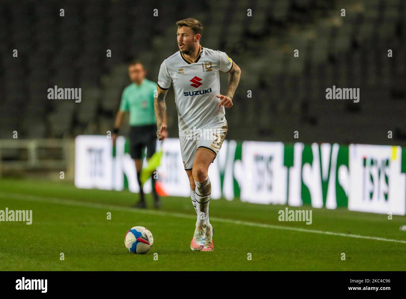 Milton Keynes Dons ben Gladwin durante la seconda metà della Sky Bet League una partita tra MK Dons e Hull City allo Stadio MK, Milton Keynes sabato 21st novembre 2020. (Foto di John Cripps/MI News/NurPhoto) Foto Stock