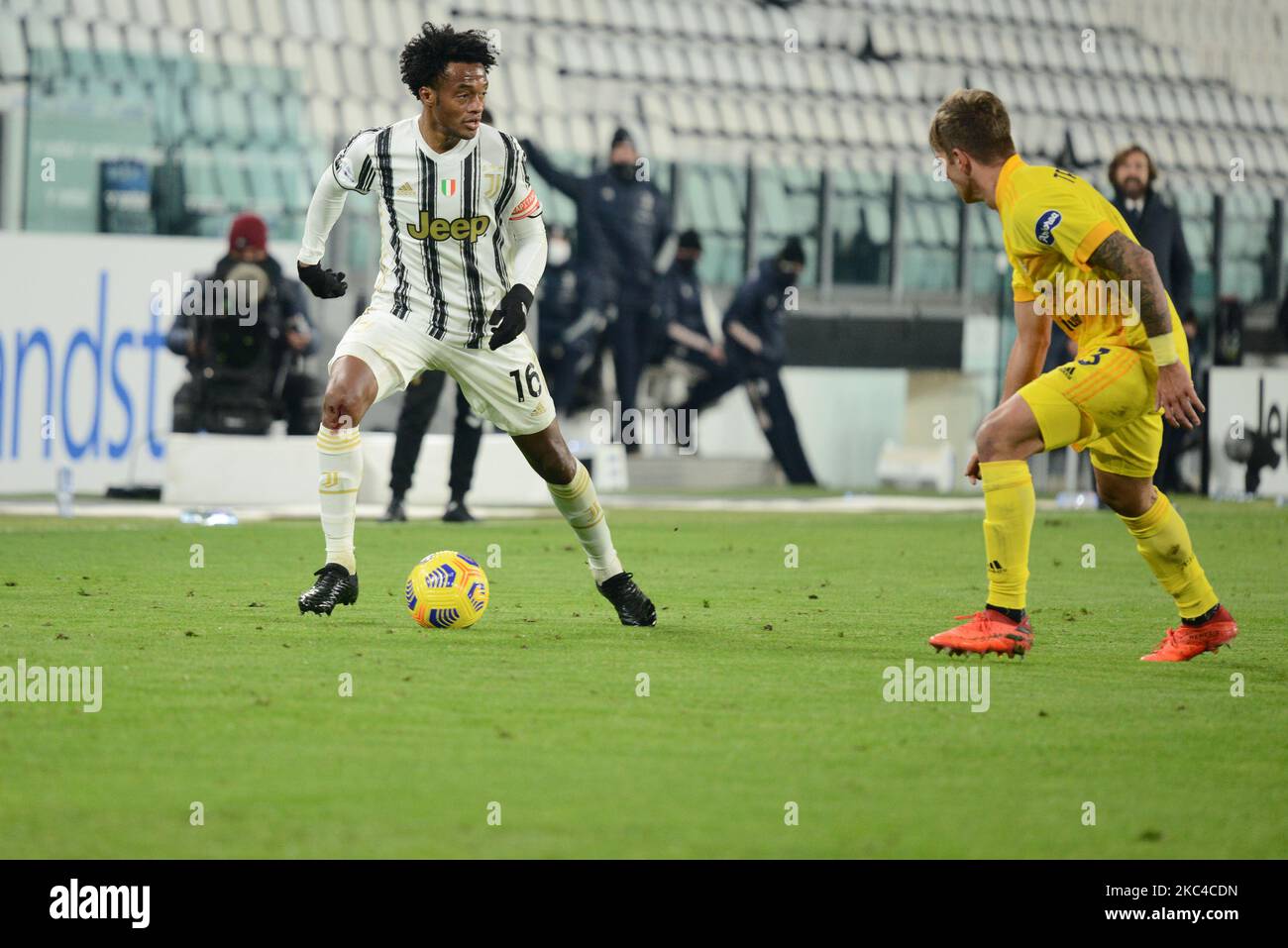 Juan Cuadrado della Juventus FC durante la Serie Una partita di calcio tra Juventus FC e Cagliari Calcio allo Stadio Allianz il 21 novembre 2020 a Torino durante la Serie Una partita di calcio tra Juventus FC e Cagliari Calcio allo Stadio Allianz il 21 novembre 2020 a Torino (Foto di Alberto Gandolfo/NurPhoto) Foto Stock