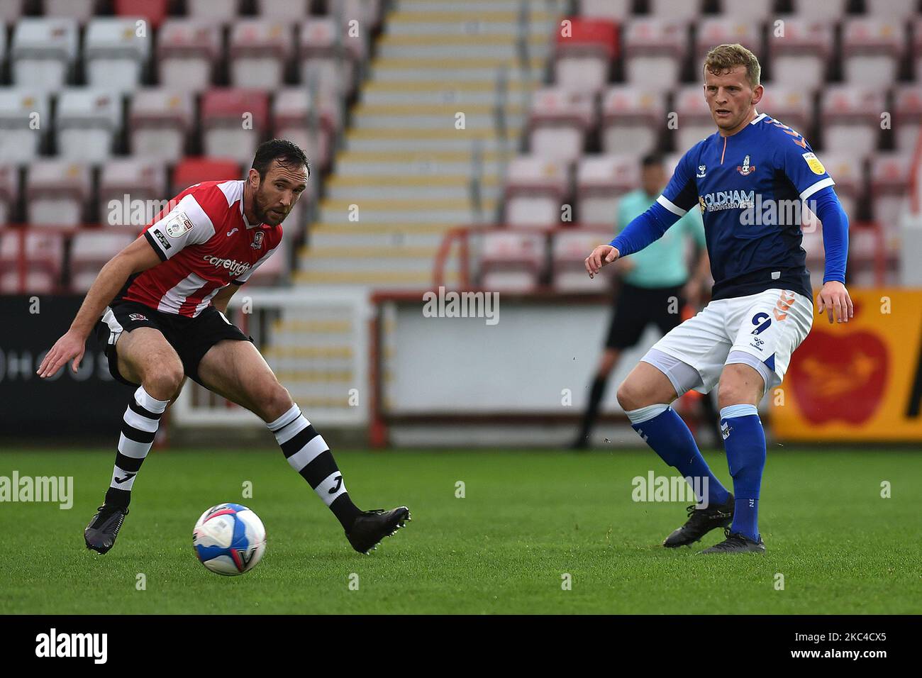 Rory McArdle e Oldham Athletic's Danny Rowe durante la partita della Sky Bet League 2 tra Exeter City e Oldham Athletic a St James' Park, Exeter sabato 21st novembre 2020. (Foto di Eddie Garvey/MI News/NurPhoto) Foto Stock