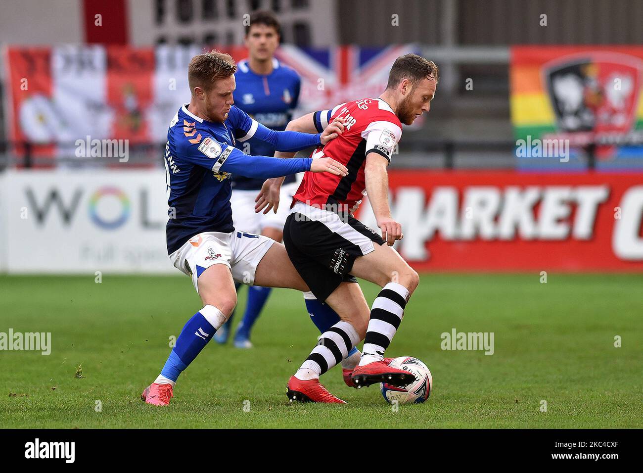 I tustles di Oldham Athletic's Davis Keillor-Dunn con il Jake Taylor di Exeter City durante la partita della Sky Bet League 2 tra Exeter City e Oldham Athletic a St James' Park, Exeter, sabato 21st novembre 2020. (Foto di Eddie Garvey/MI News/NurPhoto) Foto Stock