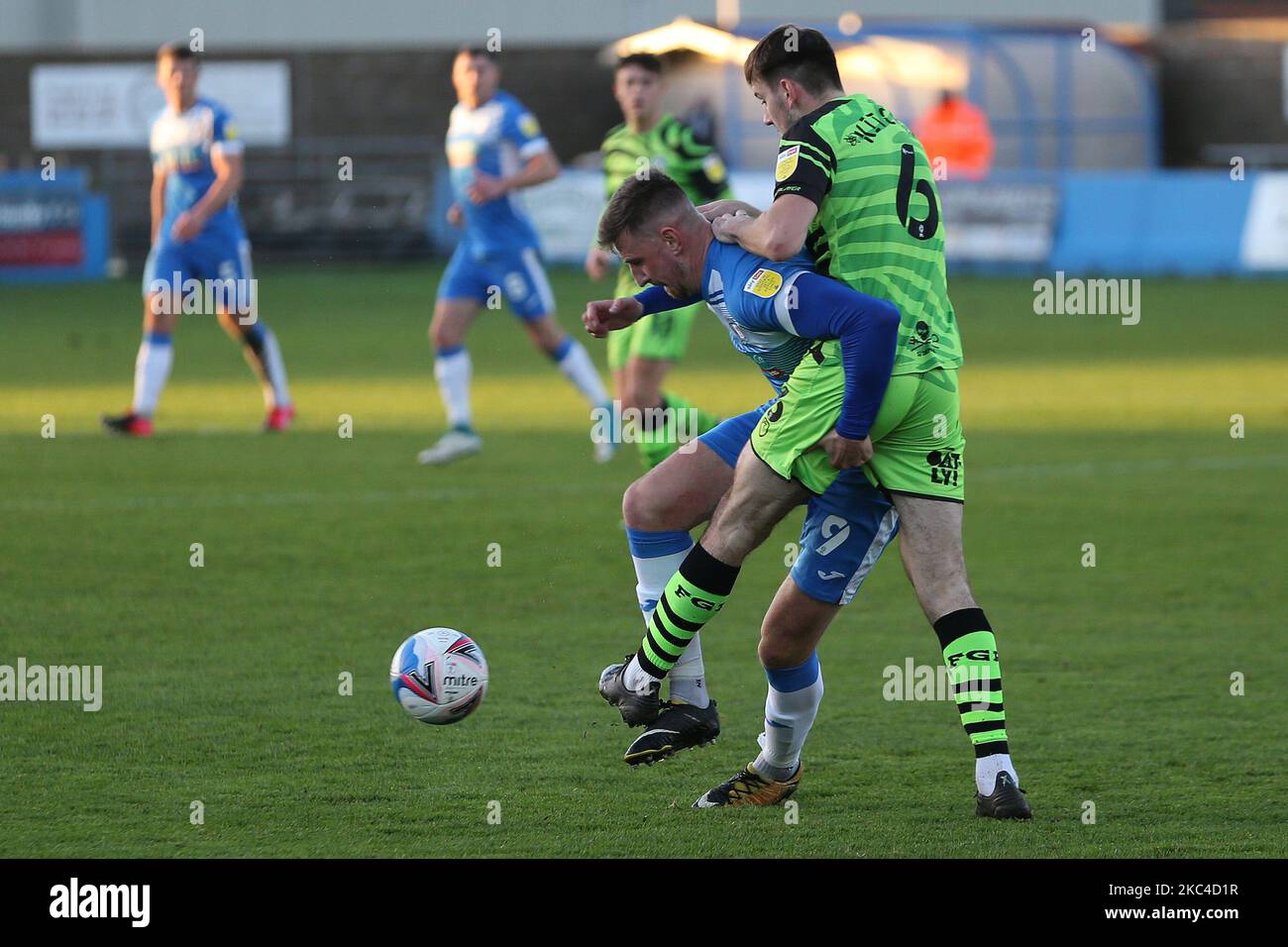 Scott Quigley of Barrow combatte con Liam Kitching of Forest Green Rovers durante la partita della Sky Bet League 2 tra Barrow e Forest Green Rovers a Holker Street, Barrow-in-Furness sabato 21st novembre 2020. (Foto di Mark Fletcher/MI News/NurPhoto) Foto Stock