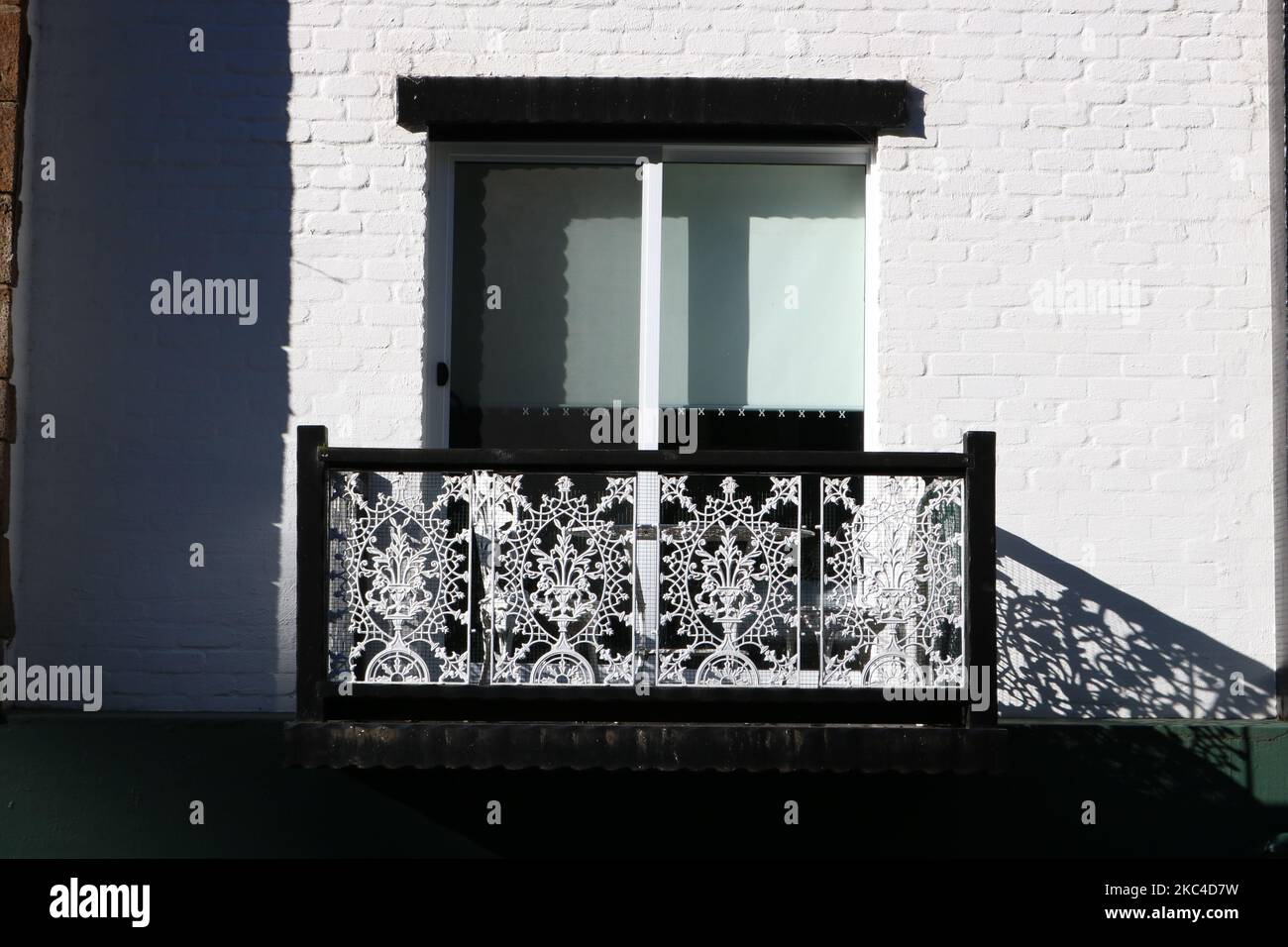 Un balcone in ferro battuto dal design splendido Foto Stock