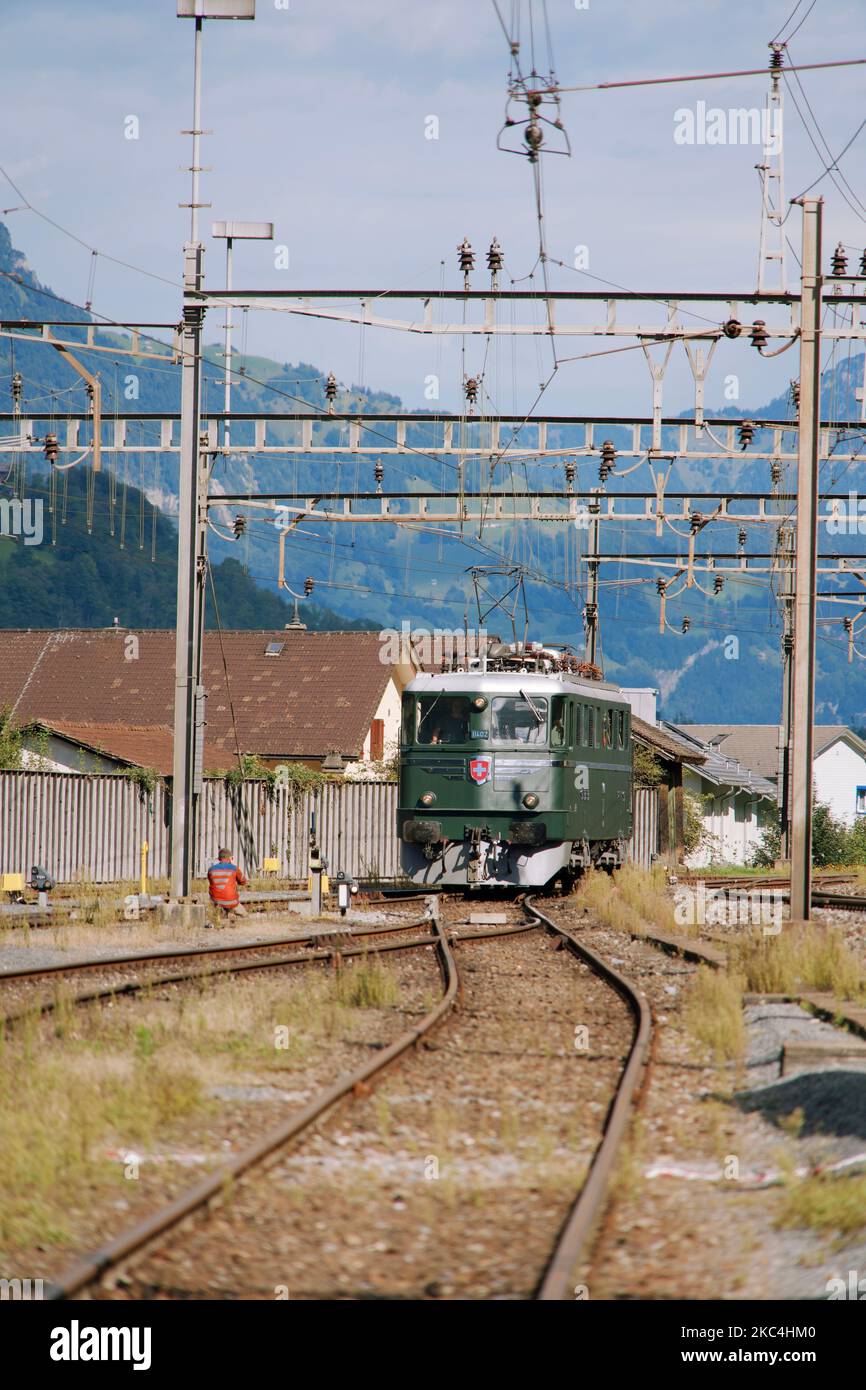 Una vista verticale di un treno FFS AE 6 e 6 che attraversa le rotaie di Erstfeld, Svizzera Foto Stock