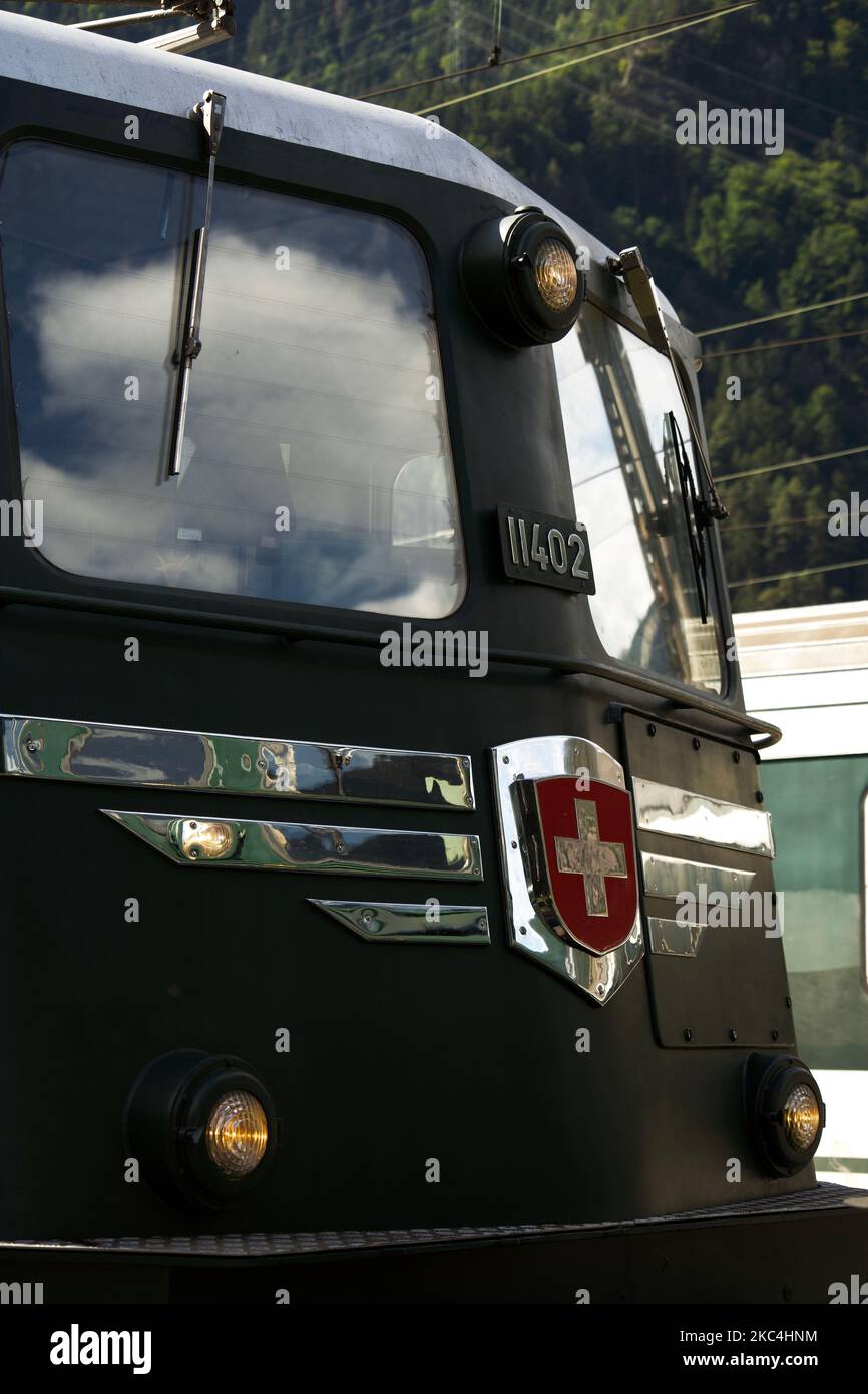 Una vista verticale della parte anteriore di una locomotiva FFS AE 6 e 6 a Erstfeld, Svizzera Foto Stock