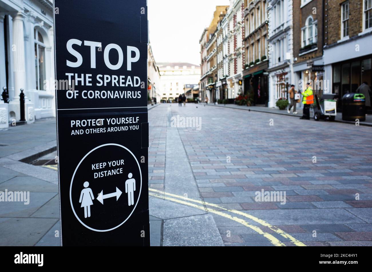 Un cartello segnaletico di coronavirus si trova su King Street nella zona di Covent Garden a Londra, in Inghilterra, il 23 novembre 2020. In tutta l'Inghilterra negozi non essenziali, bar, ristoranti e altre aziende del settore alberghiero rimangono chiusi come parte del secondo blocco nazionale del coronavirus, iniziato il 5 novembre e in scadenza il 2 dicembre. (Foto di David Cliff/NurPhoto) Foto Stock