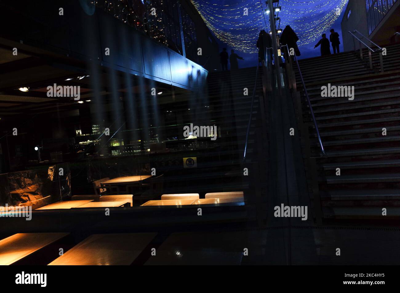 Tavoli vuoti si trovano all'interno di un ramo temporaneamente chiuso della catena di ristoranti dim sum Ping Pong accanto al Southbank Centre nella zona di Waterloo a Londra, Inghilterra, il 23 novembre 2020. In tutta l'Inghilterra negozi non essenziali, bar, ristoranti e altre aziende del settore alberghiero rimangono chiusi come parte del secondo blocco nazionale del coronavirus, iniziato il 5 novembre e in scadenza il 2 dicembre. (Foto di David Cliff/NurPhoto) Foto Stock