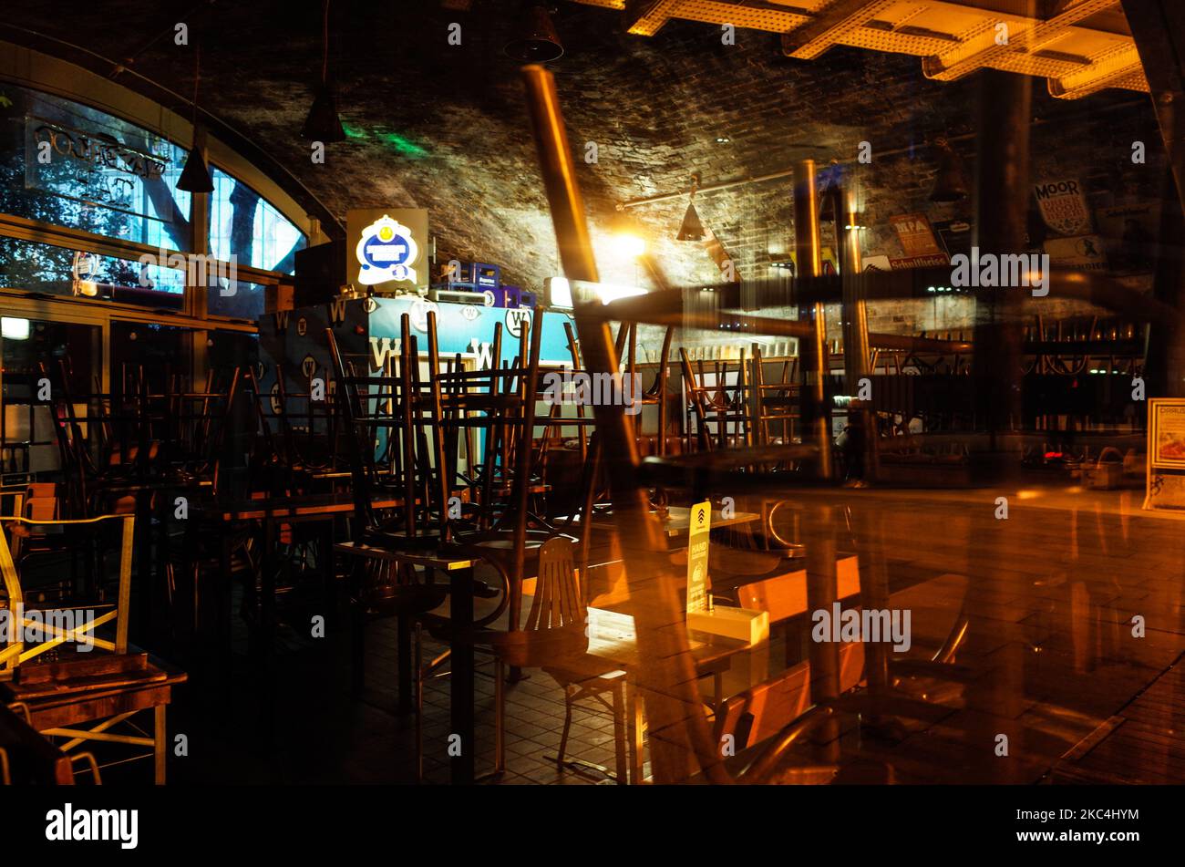 Gli sgabelli ribaltati riposano sui tavoli in un pub temporaneamente chiuso fuori dalla Waterloo Station a Londra, Inghilterra, il 23 novembre 2020. In tutta l'Inghilterra negozi non essenziali, bar, ristoranti e altre aziende del settore alberghiero rimangono chiusi come parte del secondo blocco nazionale del coronavirus, iniziato il 5 novembre e in scadenza il 2 dicembre. (Foto di David Cliff/NurPhoto) Foto Stock