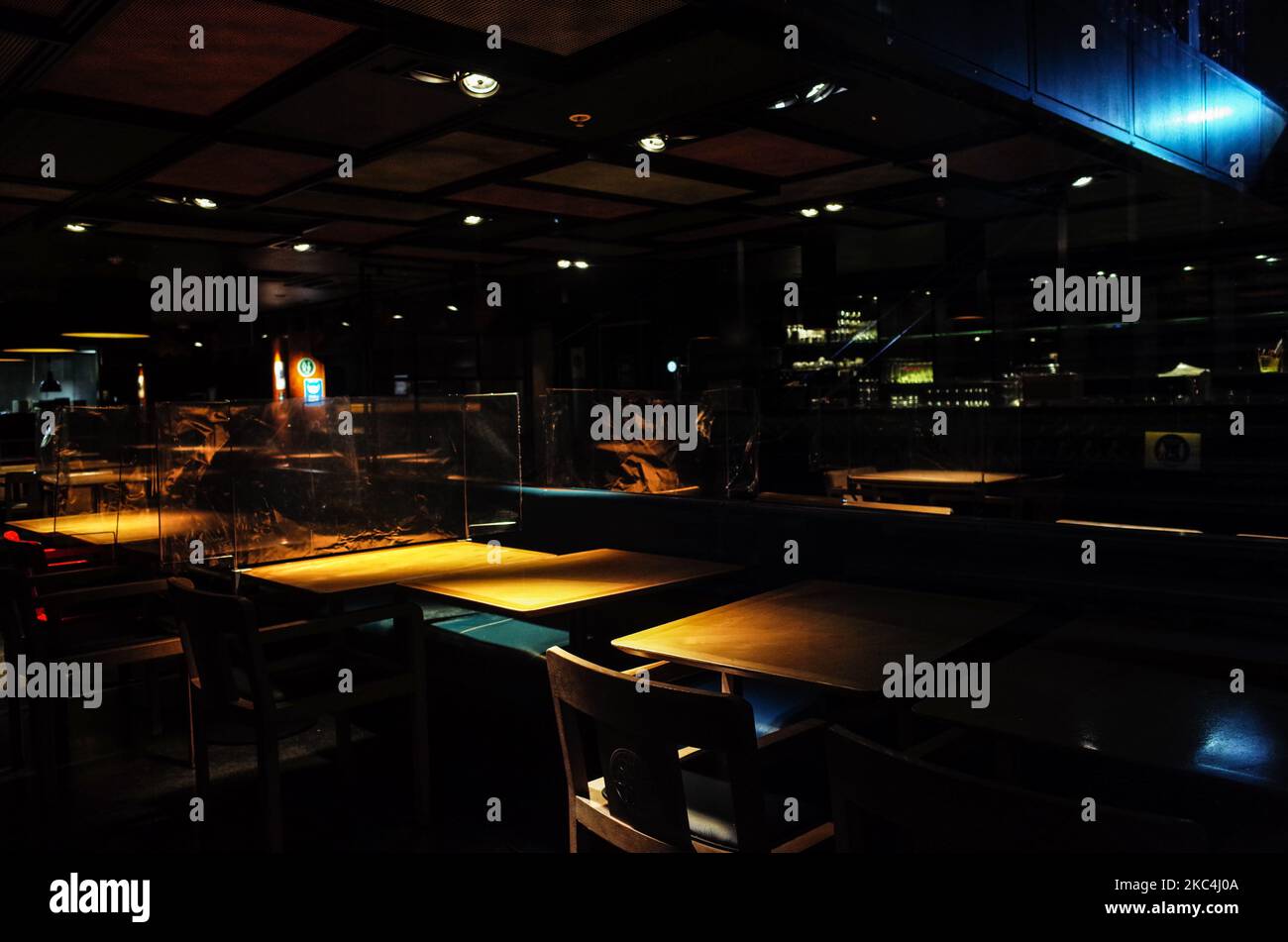 Tavoli vuoti si trovano all'interno di un ramo temporaneamente chiuso della catena di ristoranti dim sum Ping Pong accanto al Southbank Centre nella zona di Waterloo a Londra, Inghilterra, il 23 novembre 2020. In tutta l'Inghilterra negozi non essenziali, bar, ristoranti e altre aziende del settore alberghiero rimangono chiusi come parte del secondo blocco nazionale del coronavirus, iniziato il 5 novembre e in scadenza il 2 dicembre. (Foto di David Cliff/NurPhoto) Foto Stock