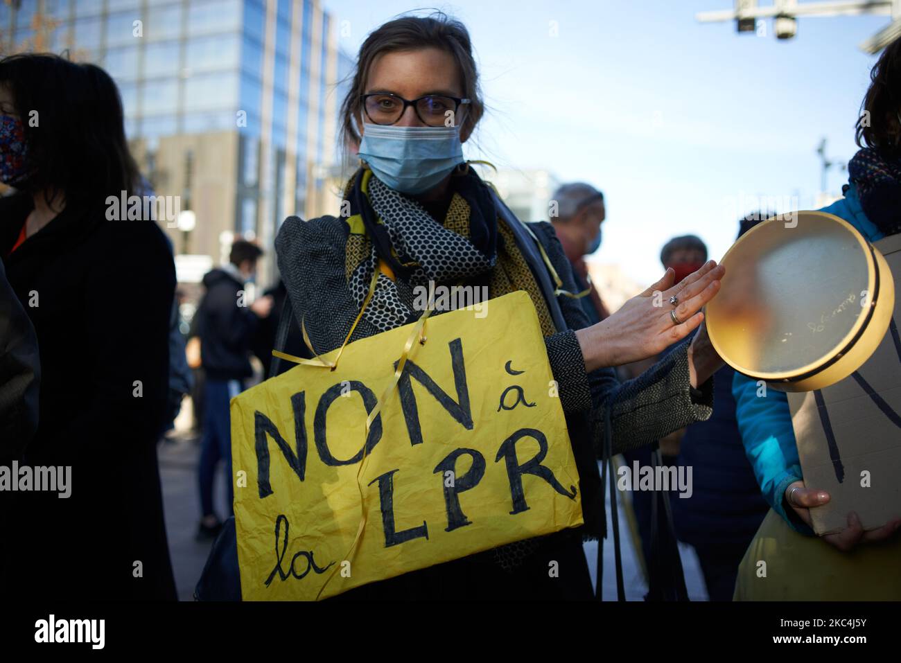 Un sutent ha un cartello con la scritta "No to the LPR" (LPR sta per "Research Program Law). Professori universitari, studenti e reseacher si sono riuniti per protestare contro la "Legge sui programmi di ricerca" che dà obiettivi per le università e gli organismi di ricerca come il CNRS, l'INSERM, ecc.). La nuova legge proposta e votata dalla maggioranza di Macon è stata duramente criticata dal Consiglio Nazionale delle Università, dal CESE (Consiglio economico, sociale e ambientale), dall'Accademia Francese delle Scienze, Ecc. la legge crea un nuovo reato di "occupazione di luoghi universitari" punito da 3 anni in prigione e da un €45,000 Foto Stock