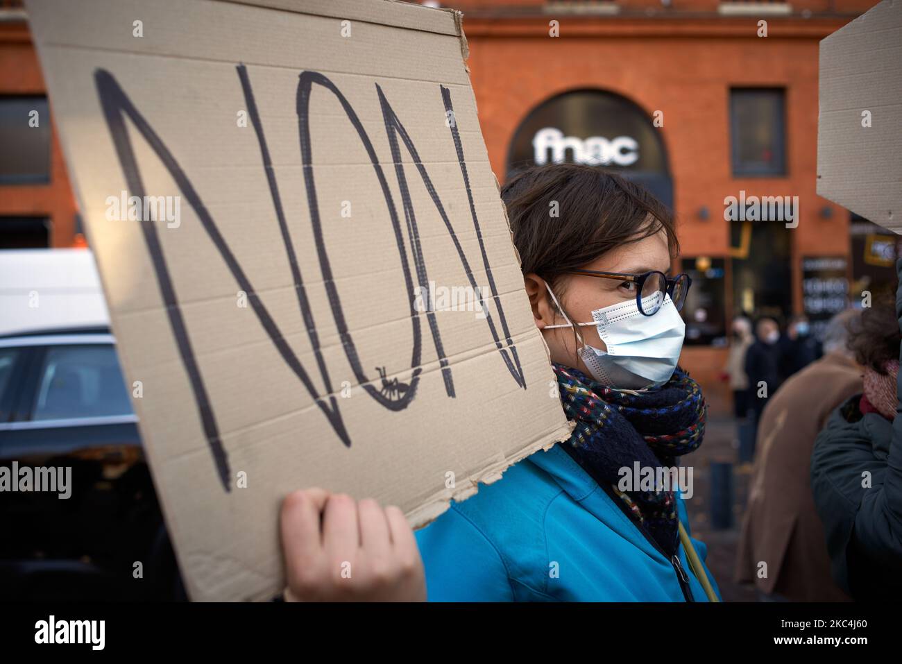 Uno studente tiene un cartello con la scritta 'NO !'. Professori universitari, studenti e reseacher riuniti per protestare contro la 'Legge del programma di Ricerca' che danno obiettivi per le università e organismi di Ricerca come il CNRS, INSERM, ecc). La nuova legge proposta e votata dalla maggioranza di Macon è stata duramente criticata dal Consiglio Nazionale delle Università, dal CESE (Consiglio economico, sociale e ambientale), dall'Accademia Francese delle Scienze, Ecc. la legge crea un nuovo reato di 'occupazione di luoghi universitari' punito da 3 anni in prigione e una multa di €45,000 dollari, un Consiglio delle libertà accademiche (un gener Foto Stock