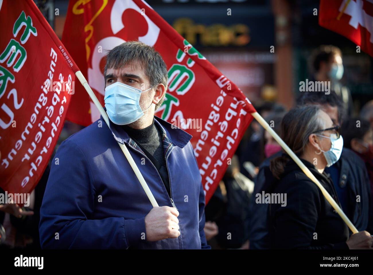 Professori universitari, studenti e reseacher si sono riuniti per protestare contro la "Legge sui programmi di ricerca" che dà obiettivi per le università e gli organismi di ricerca come il CNRS, l'INSERM, ecc.). La nuova legge proposta e votata dalla maggioranza di Macon è stata duramente criticata dal Consiglio Nazionale delle Università, dal CESE (Consiglio economico, sociale e ambientale), dall'Accademia Francese delle Scienze, Ecc. la legge crea un nuovo reato di 'occupazione di luoghi universitari' punito da 3 anni in prigione e una multa di €45,000 dollari, un Consiglio delle libertà accademiche (un limite generale di ordine politico su f Foto Stock