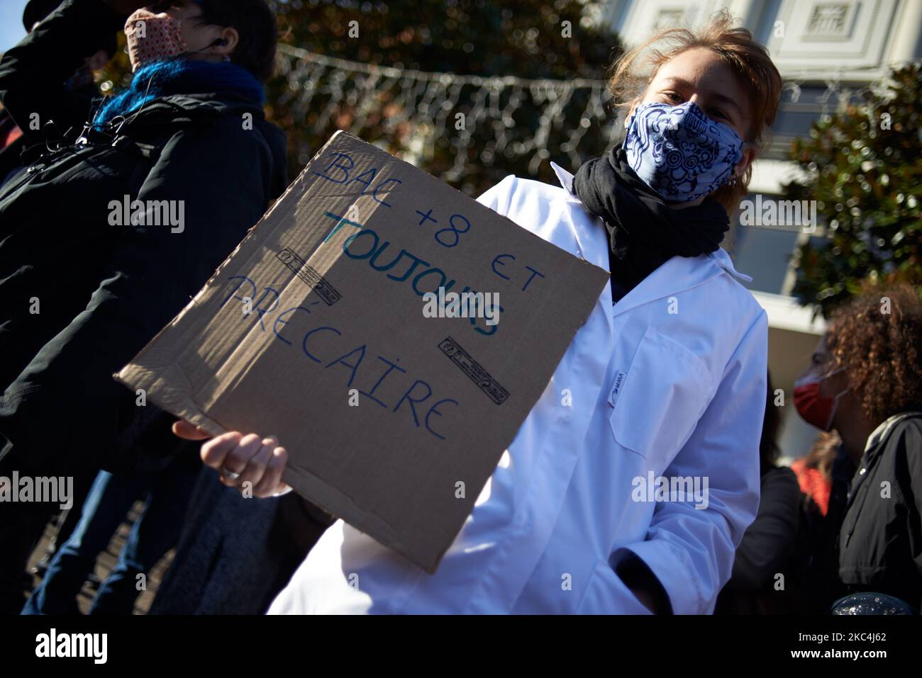 Uno studente di dottorato di ricerca in biologia molecolare ha una lettura di placard (Bac +8 e ancora precario'. Professori universitari, studenti e reseacher si sono riuniti per protestare contro la 'Legge del programma di ricerca' che dà obiettivi per le università e organismi di ricerca come il CNRS, INSERM, ecc). La nuova legge proposta e votata dalla maggioranza di Macon è stata duramente criticata dal Consiglio Nazionale delle Università, dal CESE (Consiglio economico, sociale e ambientale), dall'Accademia Francese delle Scienze, Ecc. la legge crea un nuovo reato di "occupazione di luoghi universitari" punito da 3 anni in prigione e da un €45,0 Foto Stock