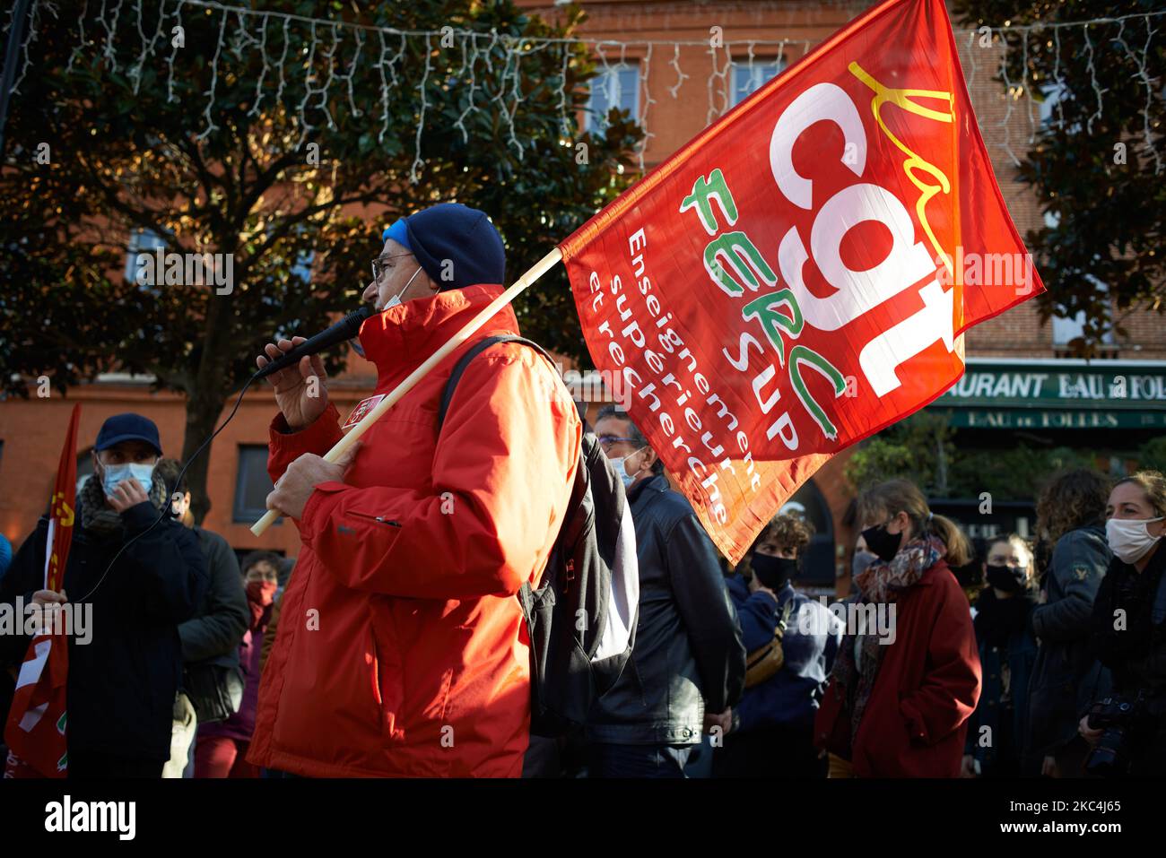 Un unionista parla durante la riunione della limitazione delle libertà accademiche. Professori universitari, studenti e reseacher si sono riuniti per protestare contro la "Legge sui programmi di ricerca" che dà obiettivi per le università e gli organismi di ricerca come il CNRS, l'INSERM, ecc.). La nuova legge proposta e votata dalla maggioranza di Macon è stata duramente criticata dal Consiglio Nazionale delle Università, dal CESE (Consiglio economico, sociale e ambientale), dall'Accademia Francese delle Scienze, Ecc. la legge crea un nuovo reato di "occupazione di luoghi universitari" punito da 3 anni in prigione e da una pinna del €45,000 Foto Stock