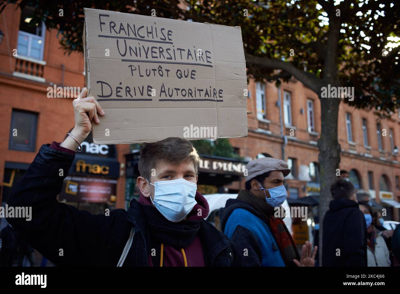 Uno studente ha un cartello con la scritta "franchising universitario contro la deriva autoritaria". Professori universitari, studenti e reseacher si sono riuniti per protestare contro la "Legge sui programmi di ricerca" che dà obiettivi per le università e gli organismi di ricerca come il CNRS, l'INSERM, ecc.). La nuova legge proposta e votata dalla maggioranza di Macon è stata duramente criticata dal Consiglio Nazionale delle Università, dal CESE (Consiglio economico, sociale e ambientale), dall'Accademia Francese delle Scienze, Ecc. la legge crea un nuovo reato di "occupazione di luoghi universitari" punito da 3 anni in prigione e da un €45,000 Foto Stock