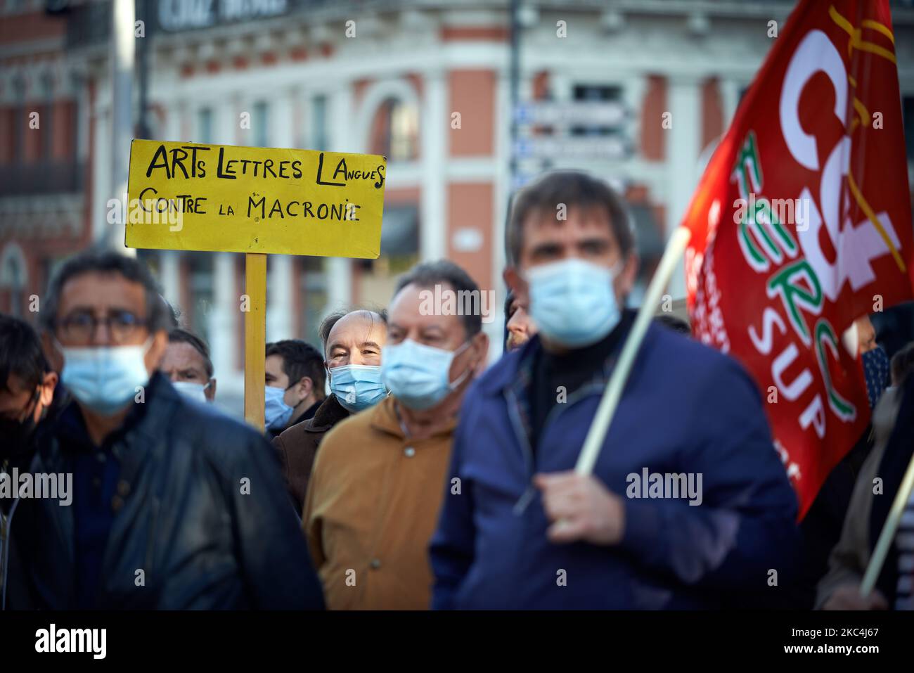 Un progenatore universitario ha un cartello con la scritta "Arti, Scienze umanistiche, Lingue contro la Macronia". Professori universitari, studenti e reseacher si sono riuniti per protestare contro la "Legge sui programmi di ricerca" che dà obiettivi per le università e gli organismi di ricerca come il CNRS, l'INSERM, ecc.). La nuova legge proposta e votata dalla maggioranza di Macon è stata severamente criticata dal Consiglio Nazionale delle Università, dal CESE (Consiglio economico, sociale e ambientale), dall'Accademia Francese delle Scienze, ecc. la legge crea un nuovo reato di 'occupazione dei luoghi universitari' punita da 3 anni in prigione A. Foto Stock