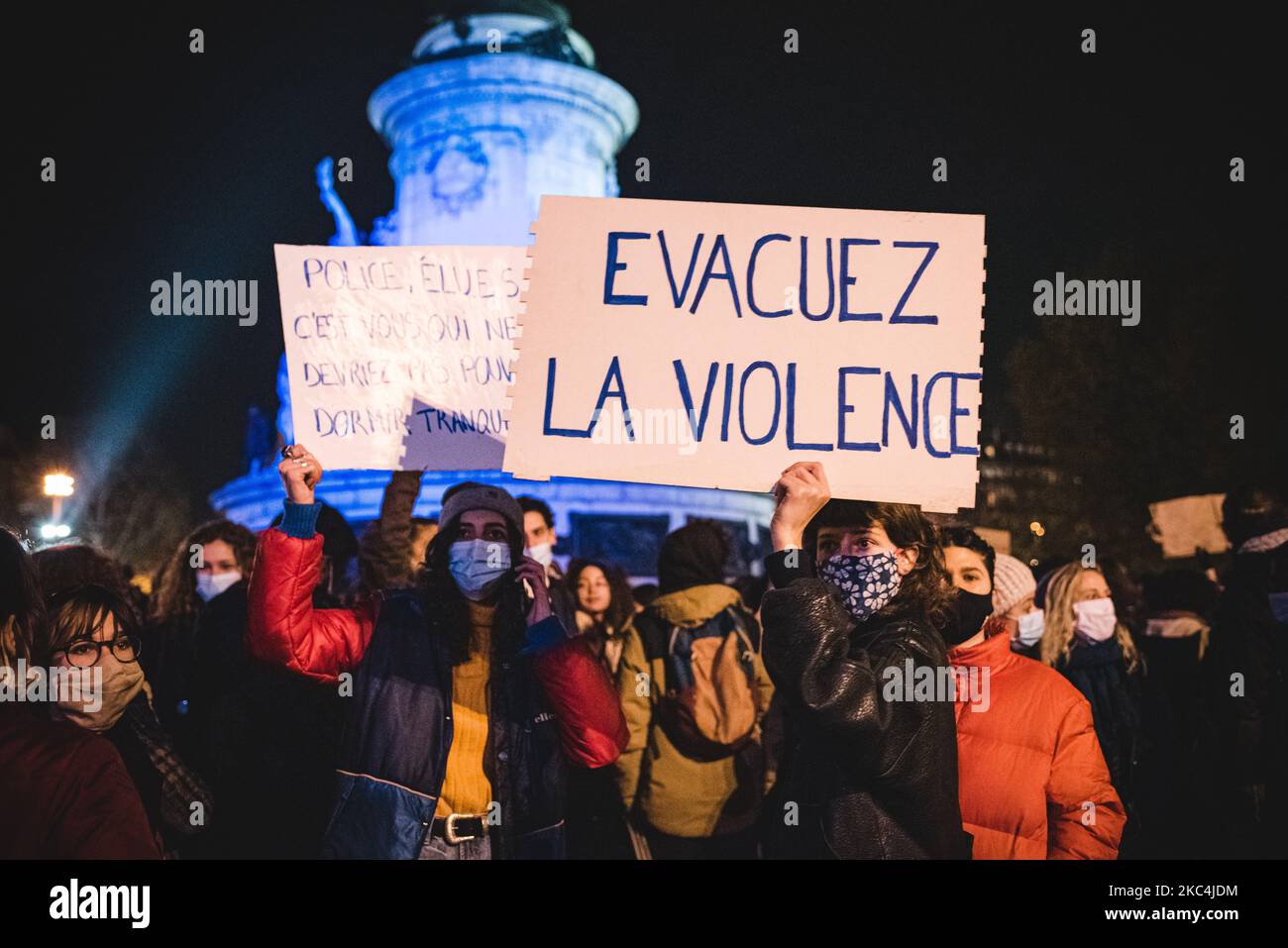 Martedì 24 novembre 2020, qualche migliaio di persone si sono riunite a Parigi in Place de la République per protestare contro la violenza della polizia avvenuta il giorno prima contro migranti e giornalisti. Infatti, questo lunedì, nello stesso luogo, un campo temporaneo di migranti istituito per richiedere un alloggio di emergenza è stato evacuato con violenza dalla polizia che non ha esitato a colpire migranti, associazioni e giornalisti creando un'indignazione collettiva. (Foto di Samuel Boivin/NurPhoto) Foto Stock