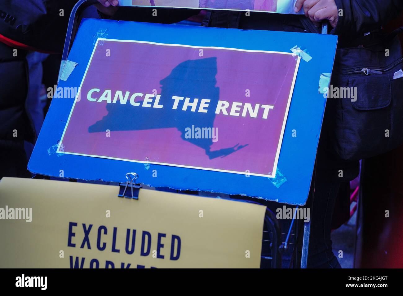 I manifestanti sono visti tenendo cartelloni che recita, cancellare l'affitto durante un rally al governatore di NY Andrew Cuomo ufficio di manhattan chiedendo tassa Cuomo i più ricchi newyorkesi e finanziare i lavoratori a Manhattan il 24 novembre 2020 (Foto di John Nacion/NurPhoto) Foto Stock